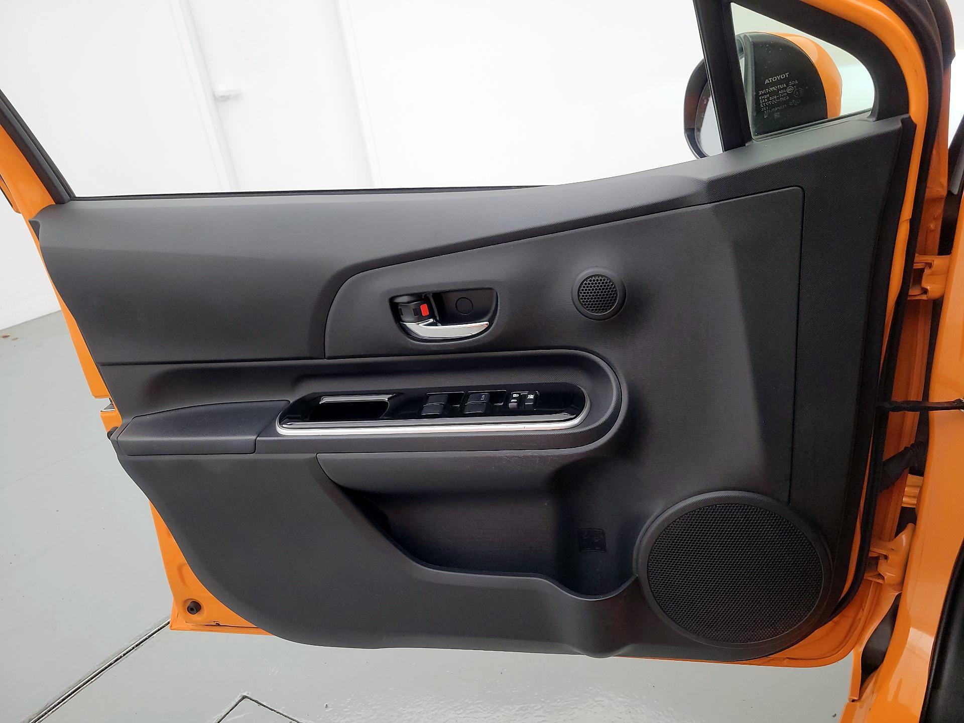 Thumbnail: 2016 Toyota Prius c - 12