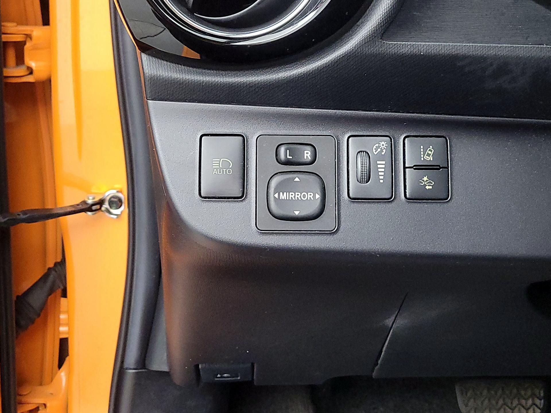 Thumbnail: 2016 Toyota Prius c - 13