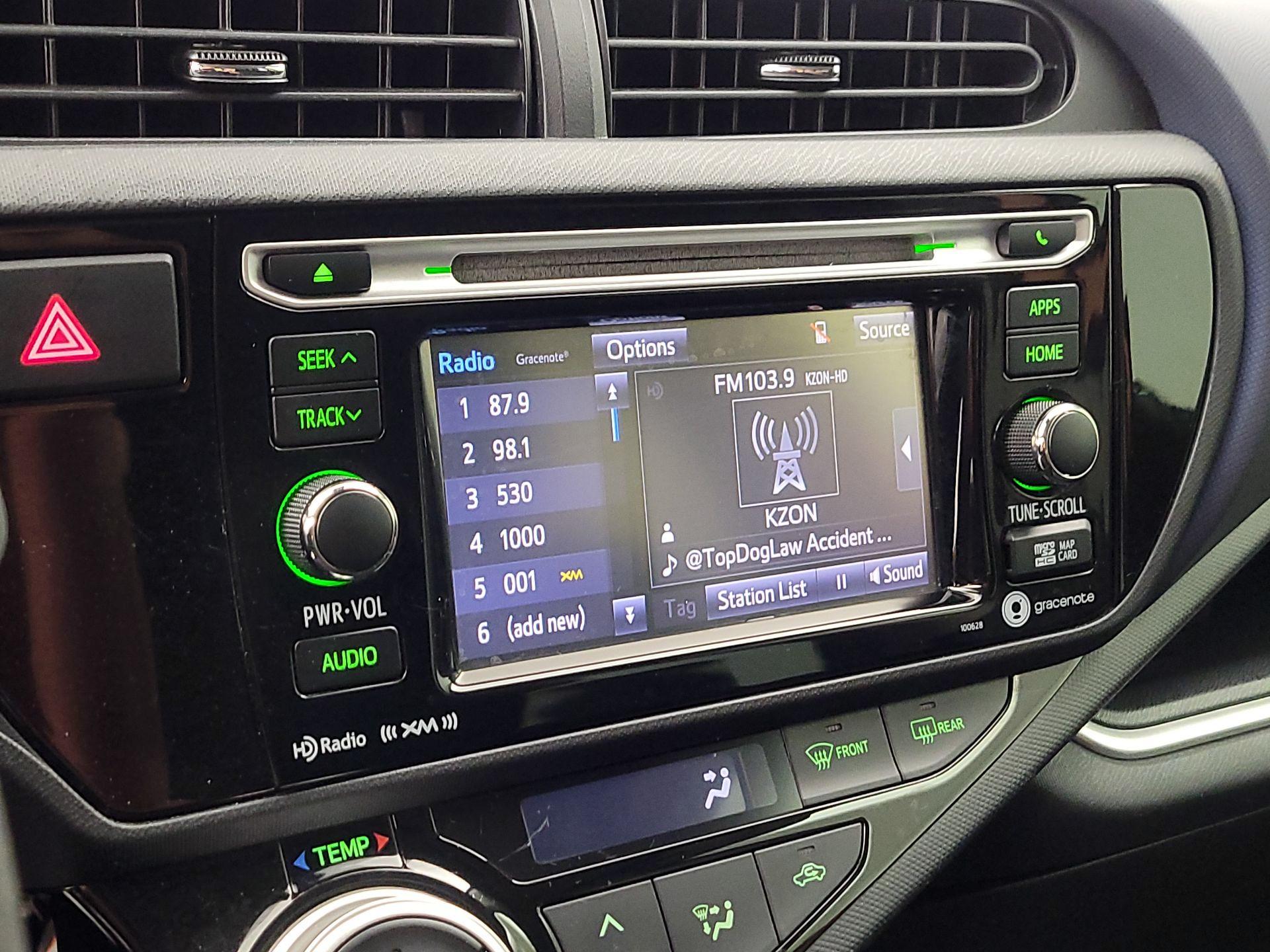 Thumbnail: 2016 Toyota Prius c - 16