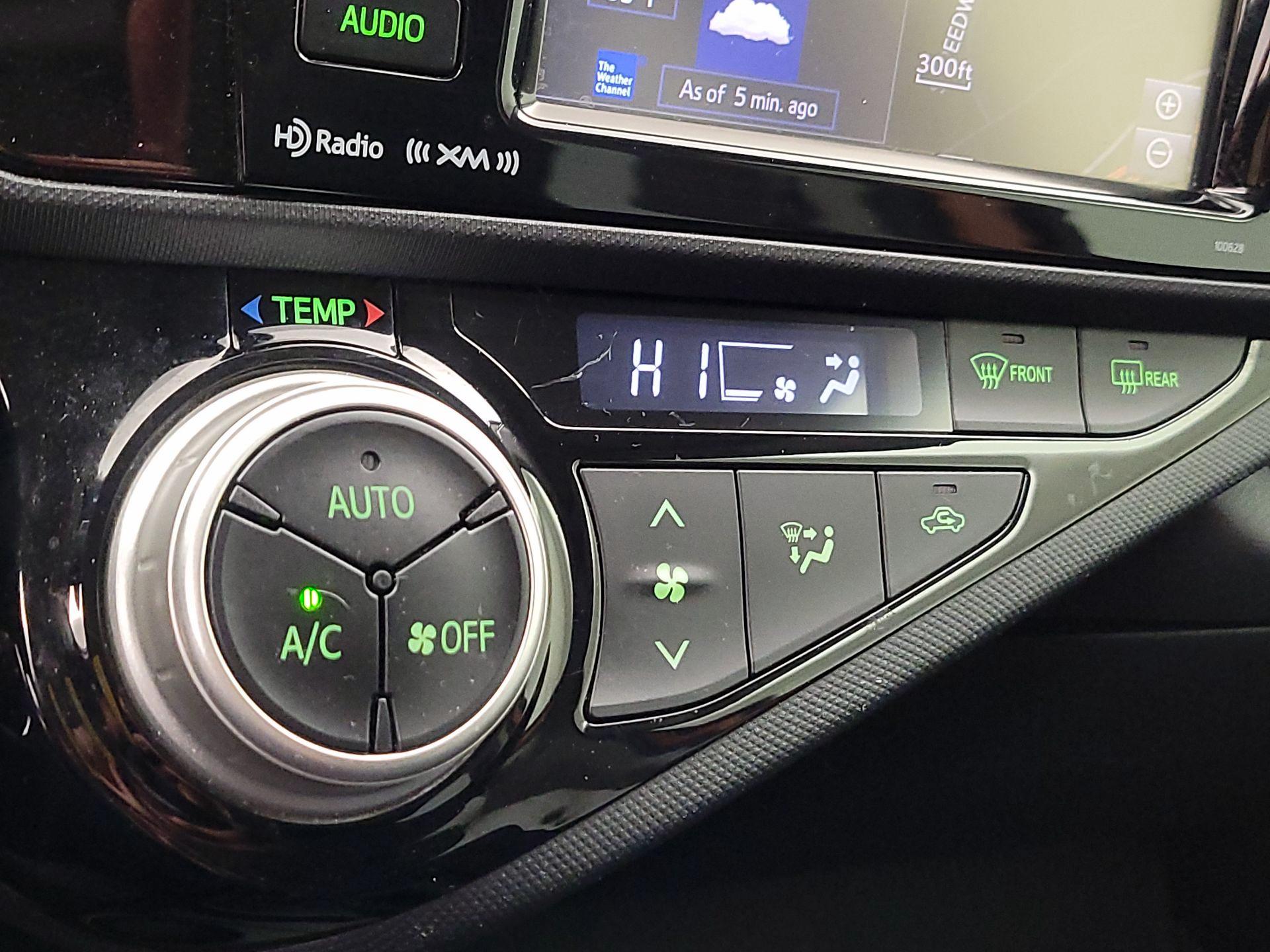 Thumbnail: 2016 Toyota Prius c - 17