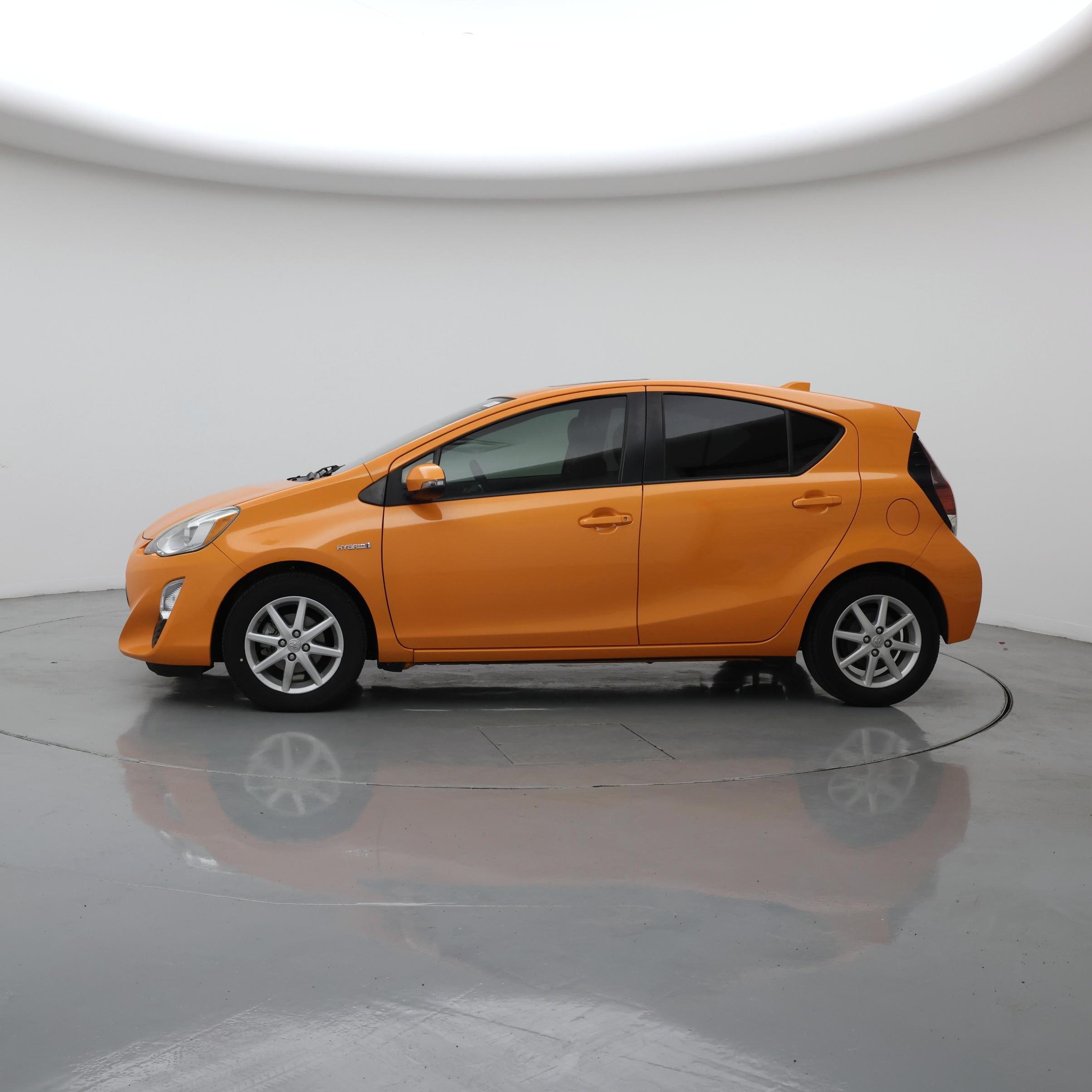 Thumbnail: 2016 Toyota Prius c - 3