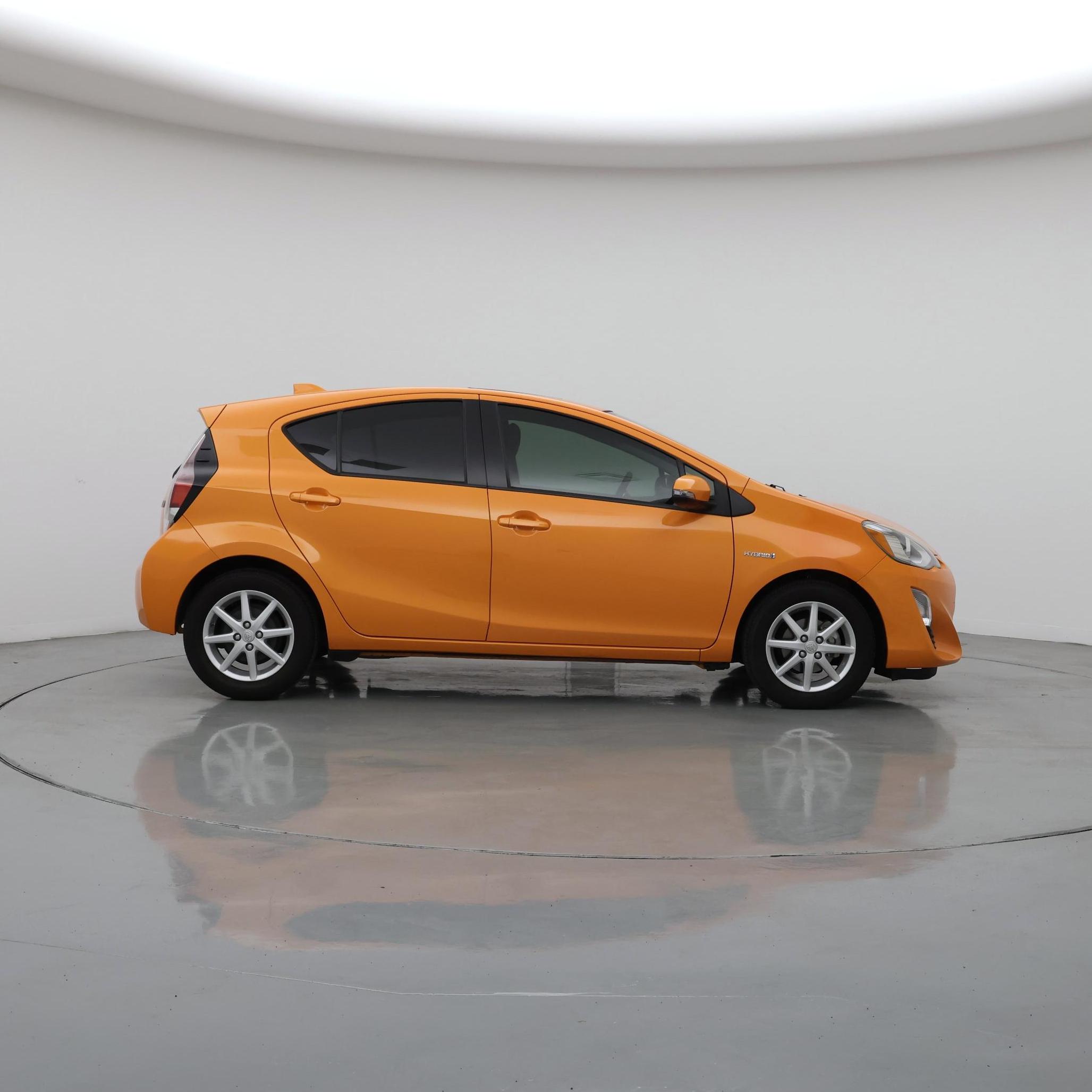 Thumbnail: 2016 Toyota Prius c - 7