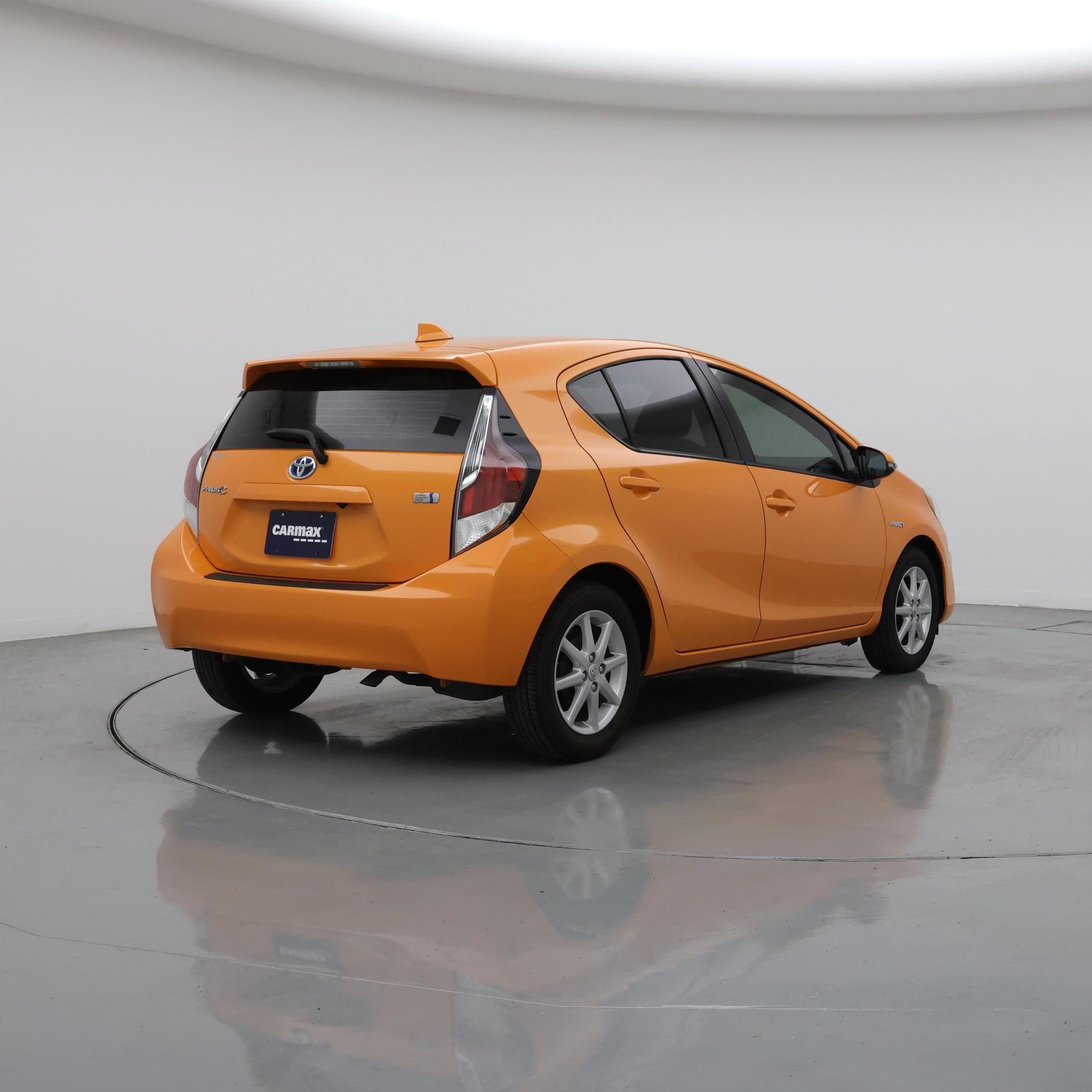 Thumbnail: 2016 Toyota Prius c - 8