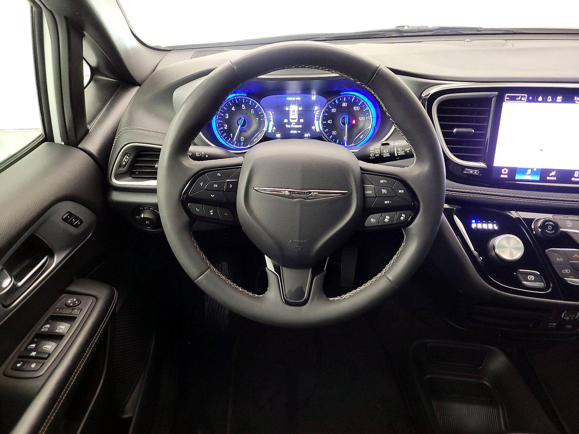 Thumbnail: 2022 Chrysler Pacifica - 10