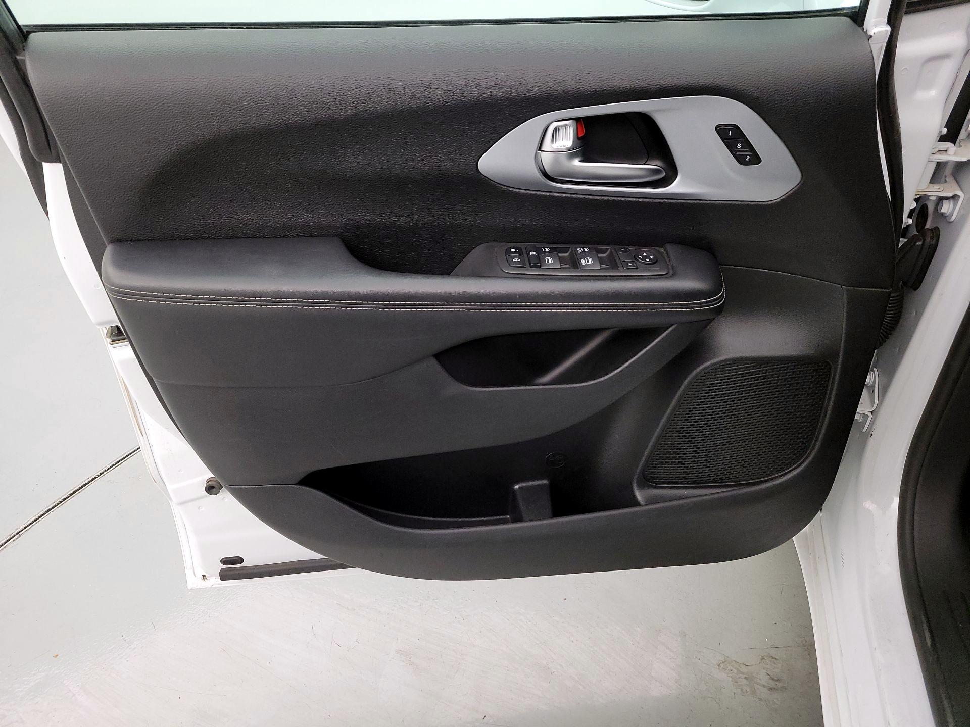 Thumbnail: 2022 Chrysler Pacifica - 12