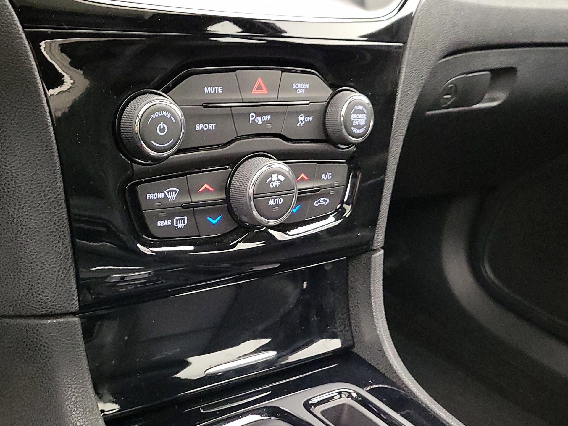 Thumbnail: 2023 Chrysler 300 - 17