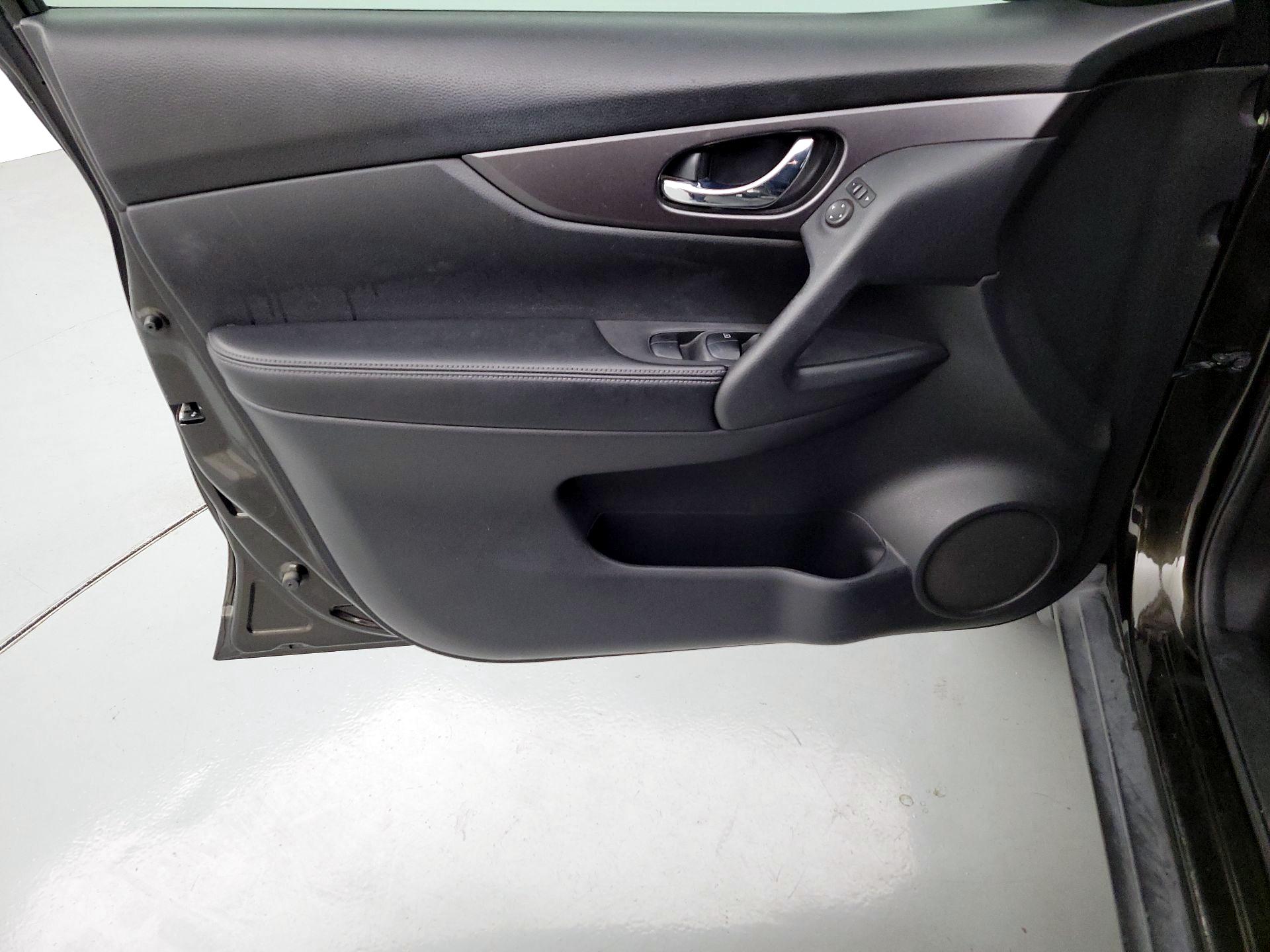 Thumbnail: 2016 Nissan Rogue - 12