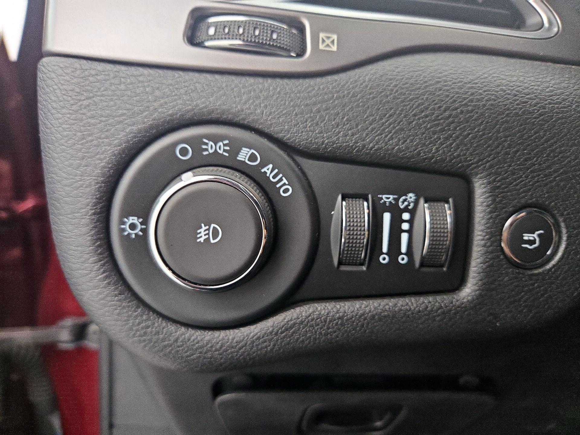 Thumbnail: 2021 Jeep Cherokee - 11