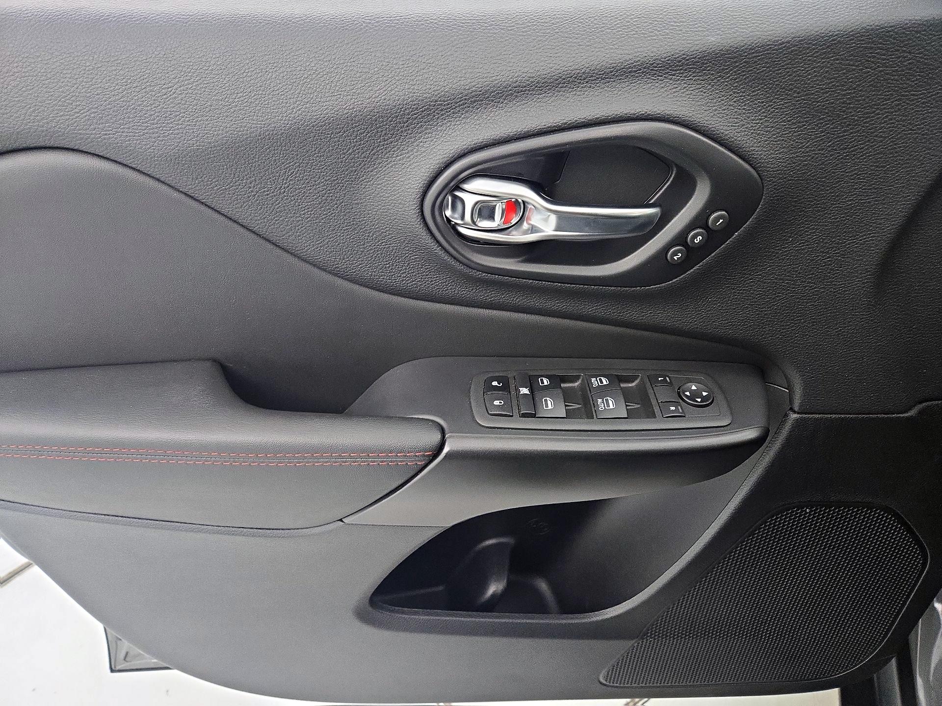 Thumbnail: 2022 Jeep Cherokee - 12