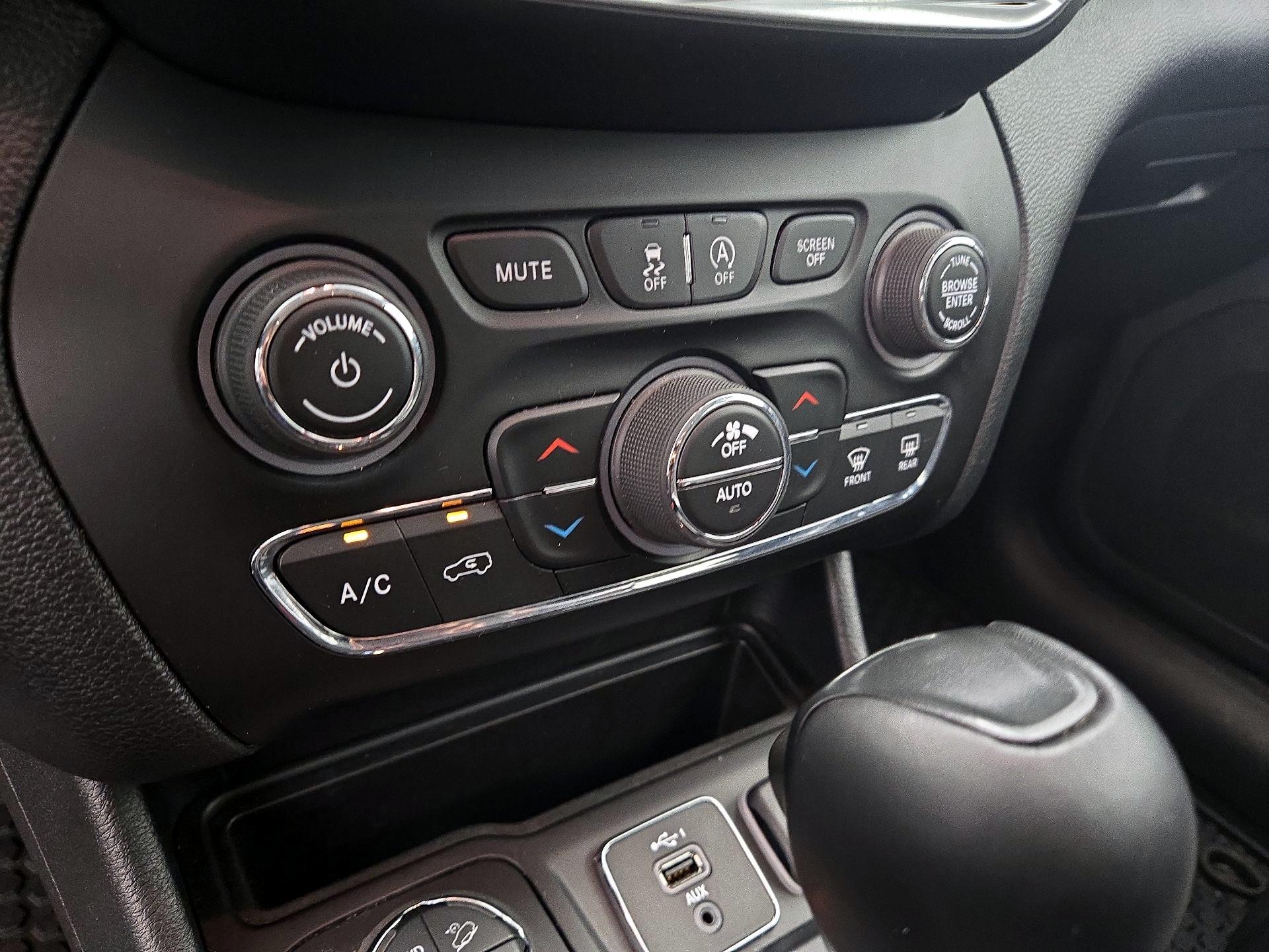 Thumbnail: 2022 Jeep Cherokee - 16