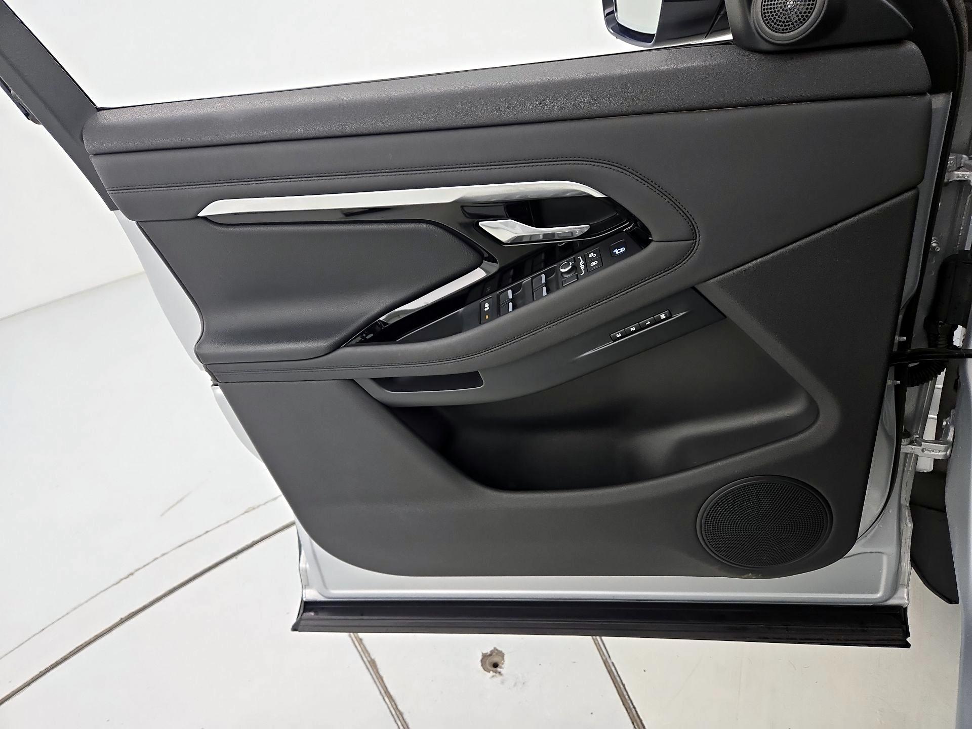 Thumbnail: 2020 Land Rover Range Rover Evoque - 12