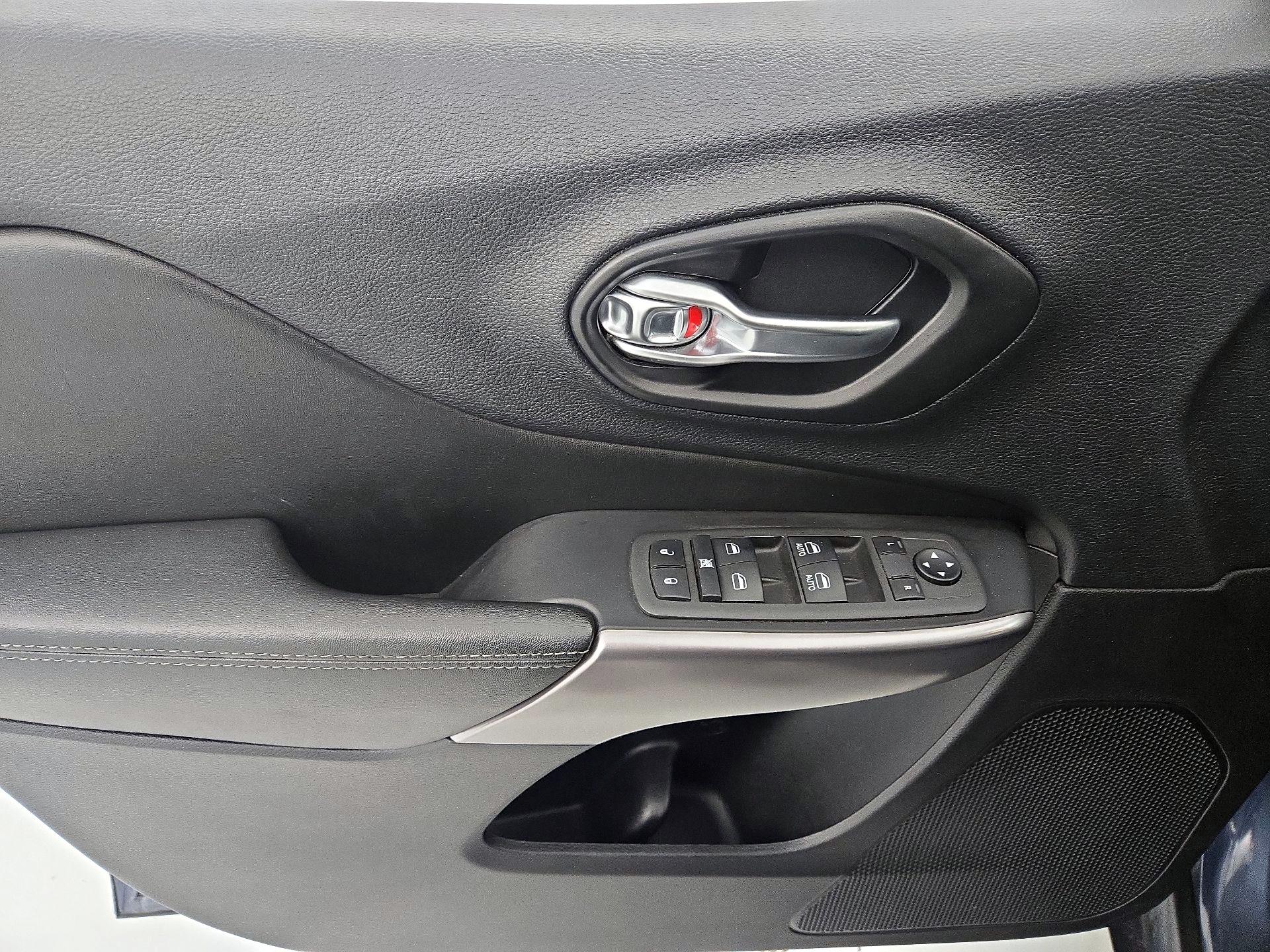 Thumbnail: 2022 Jeep Cherokee - 12