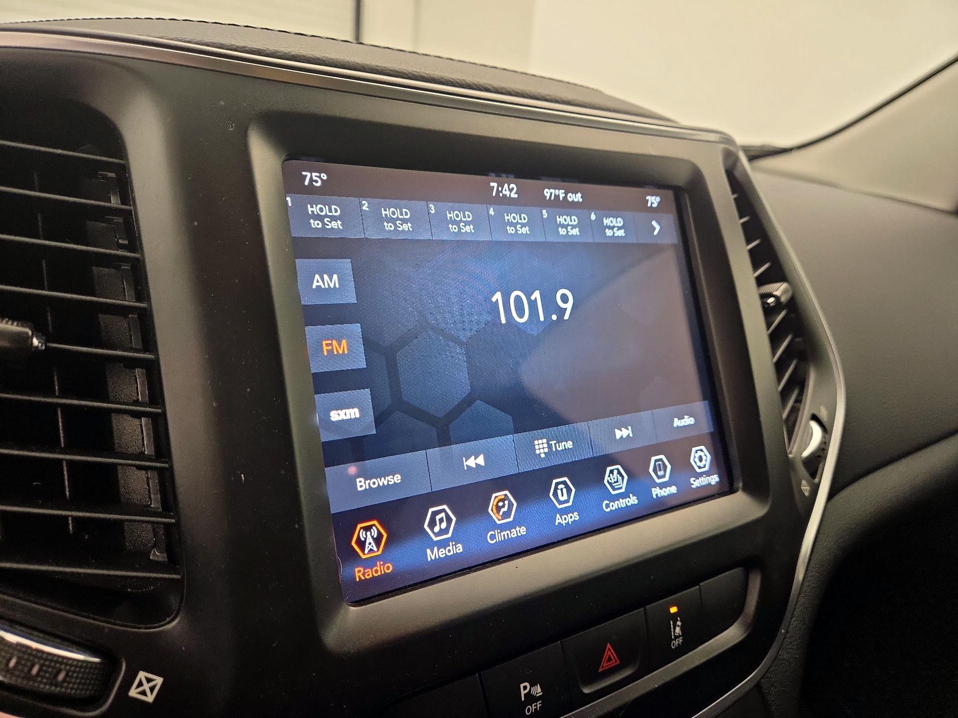 Thumbnail: 2022 Jeep Cherokee - 15