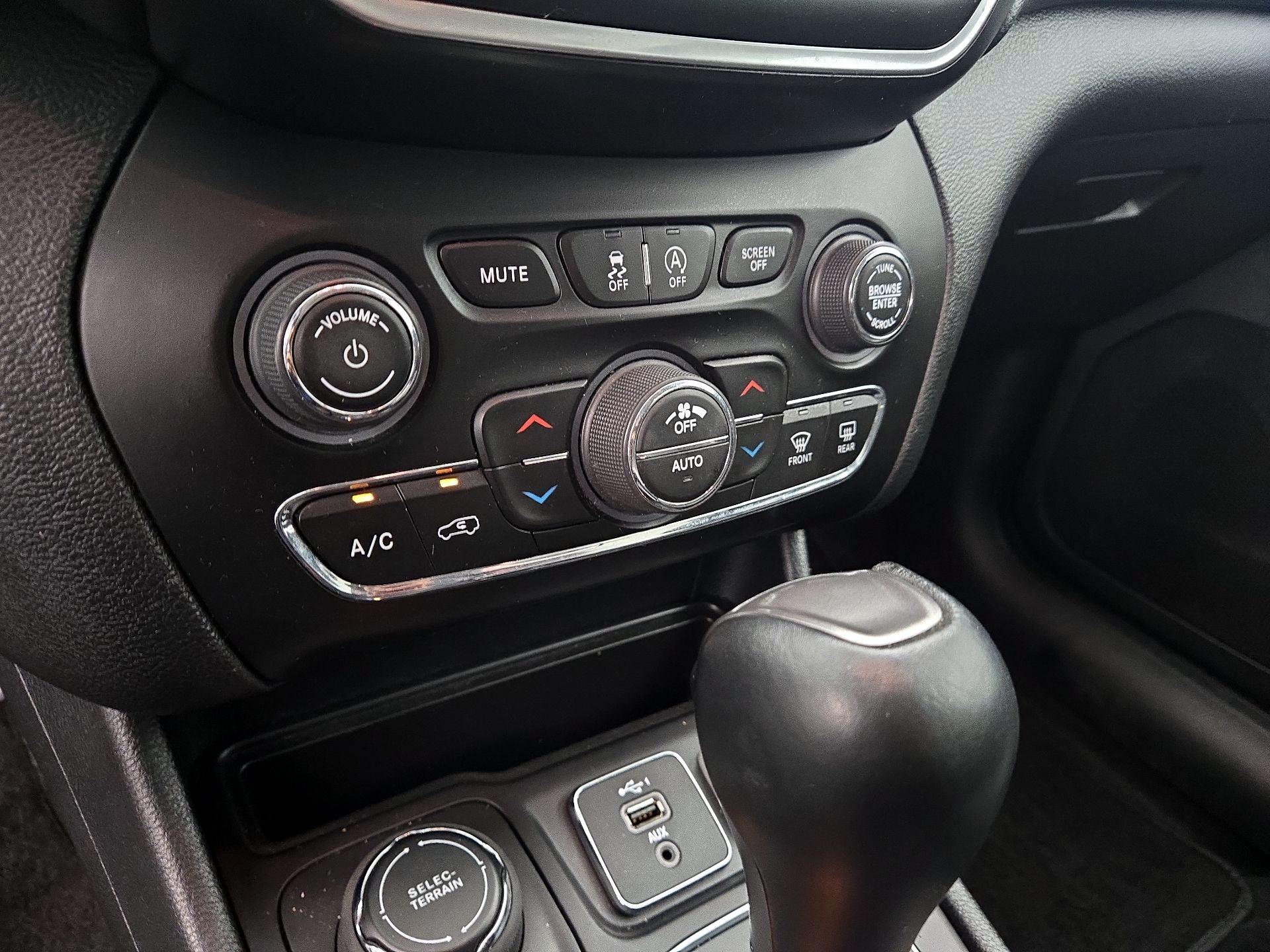 Thumbnail: 2022 Jeep Cherokee - 16