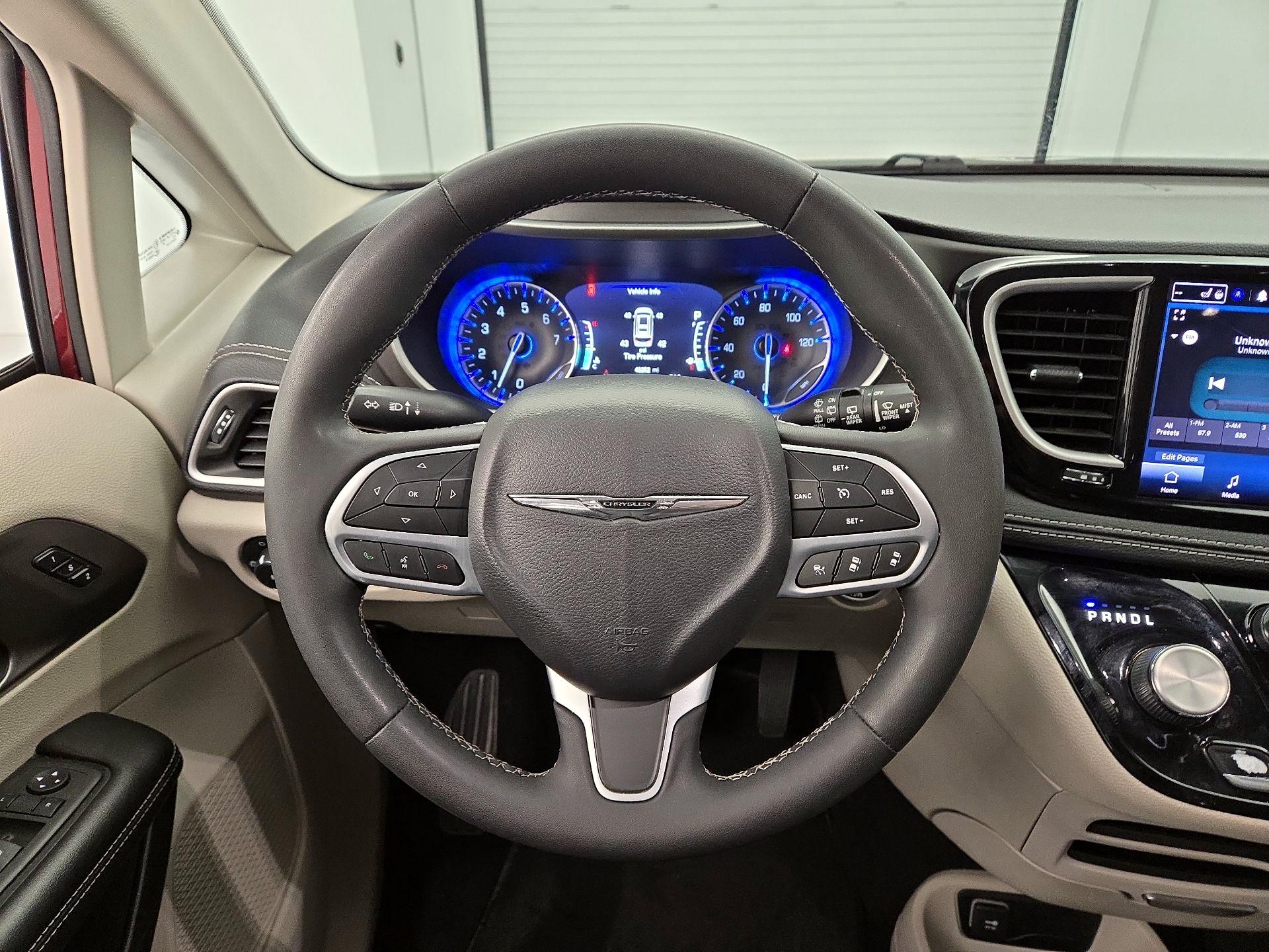 Thumbnail: 2023 Chrysler Pacifica - 10