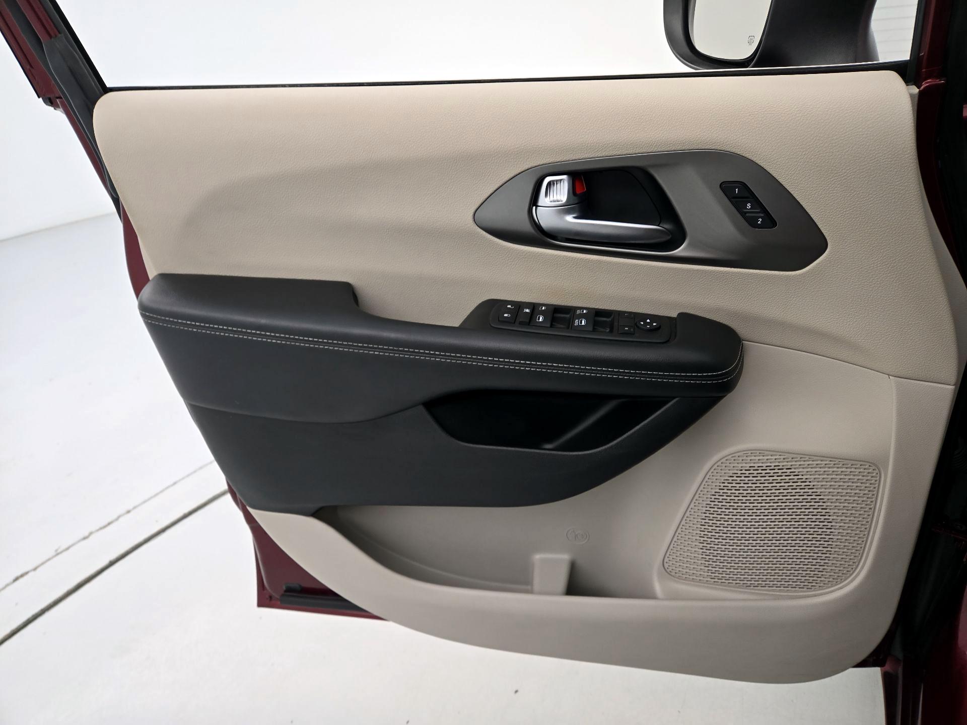 Thumbnail: 2023 Chrysler Pacifica - 12