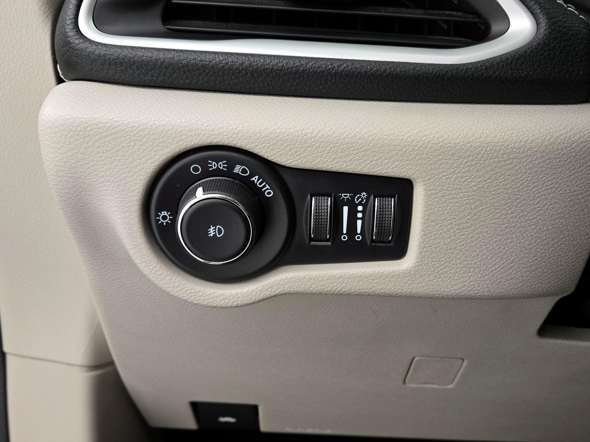 Thumbnail: 2023 Chrysler Pacifica - 13