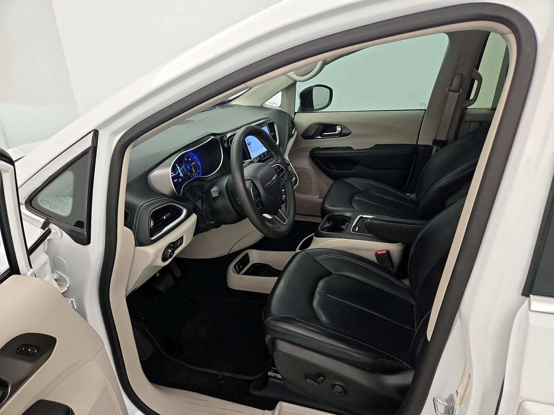 Thumbnail: 2023 Chrysler Pacifica - 11