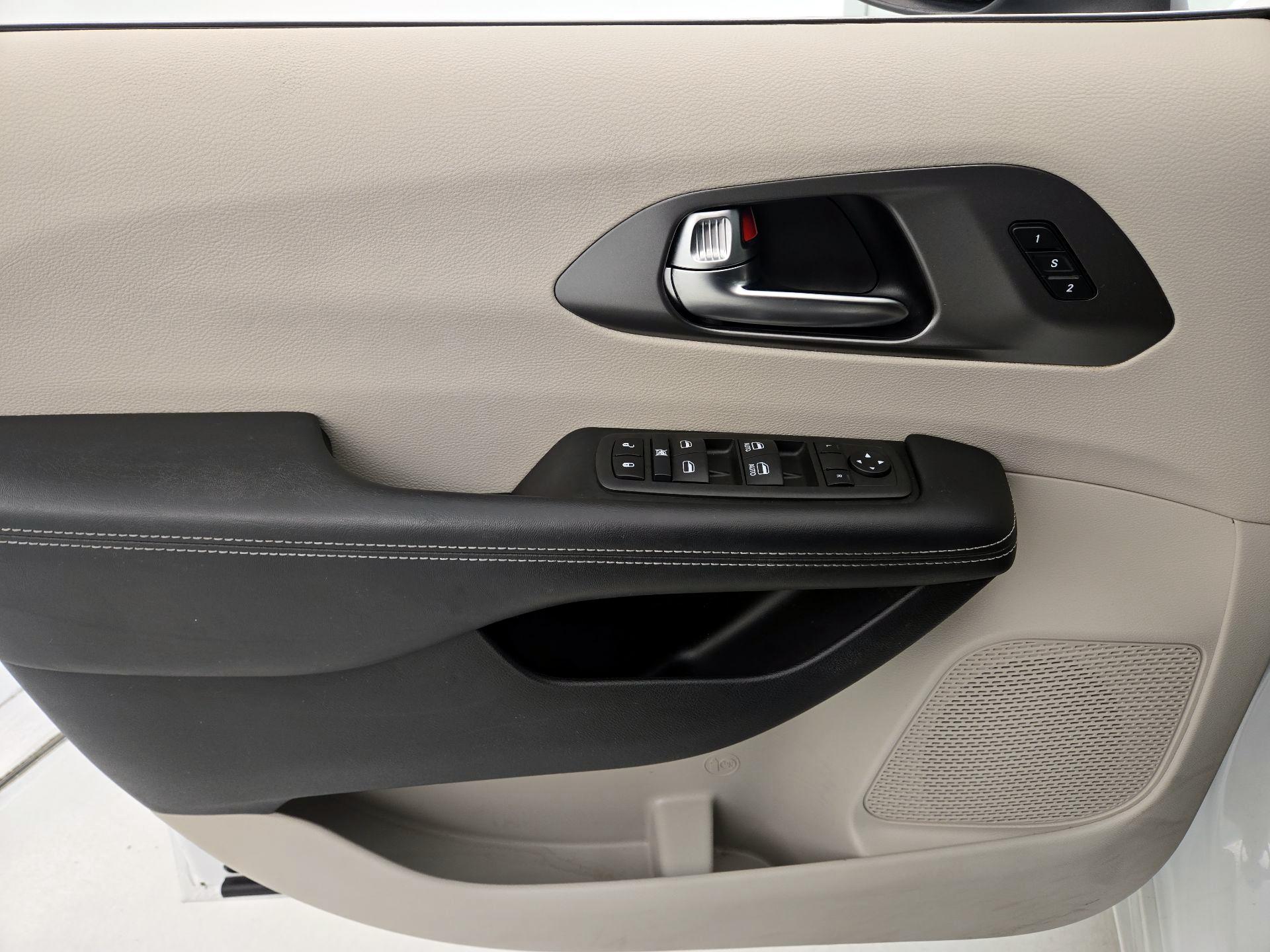 Thumbnail: 2023 Chrysler Pacifica - 12