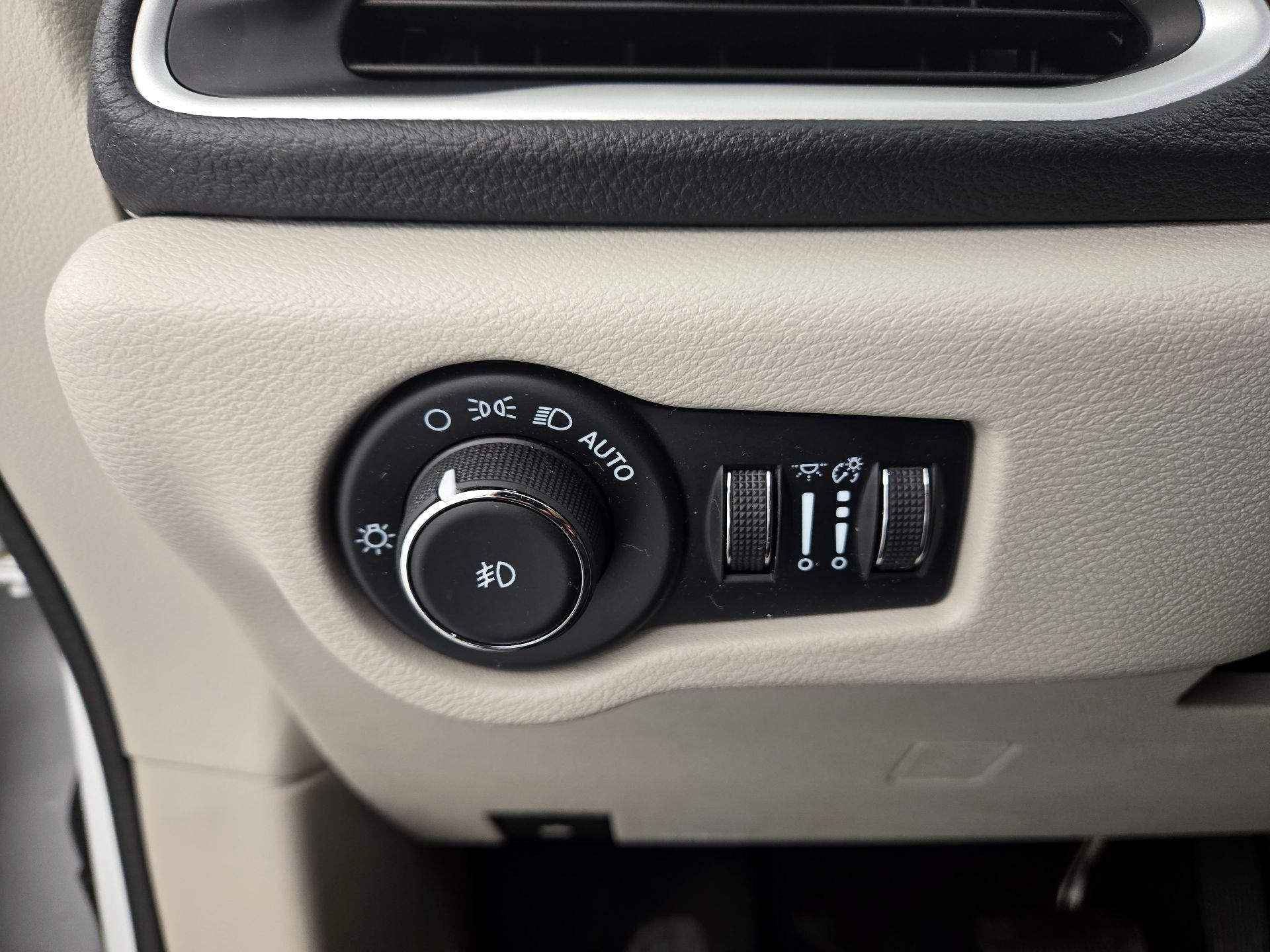 Thumbnail: 2023 Chrysler Pacifica - 13