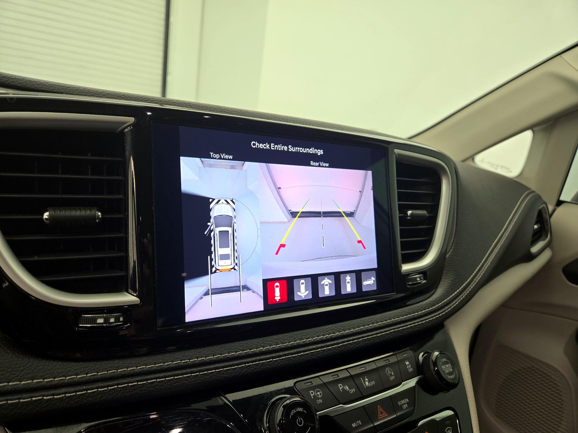 Thumbnail: 2023 Chrysler Pacifica - 14