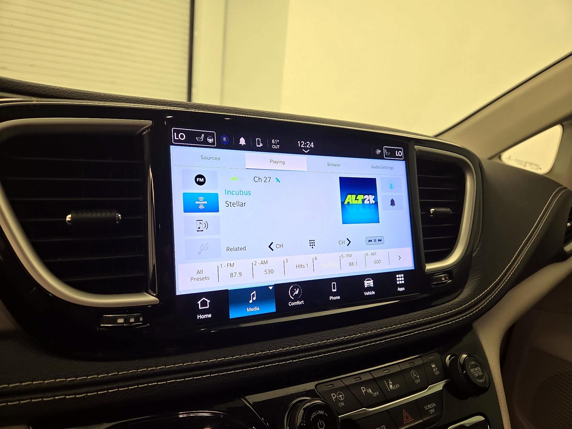 Thumbnail: 2023 Chrysler Pacifica - 15