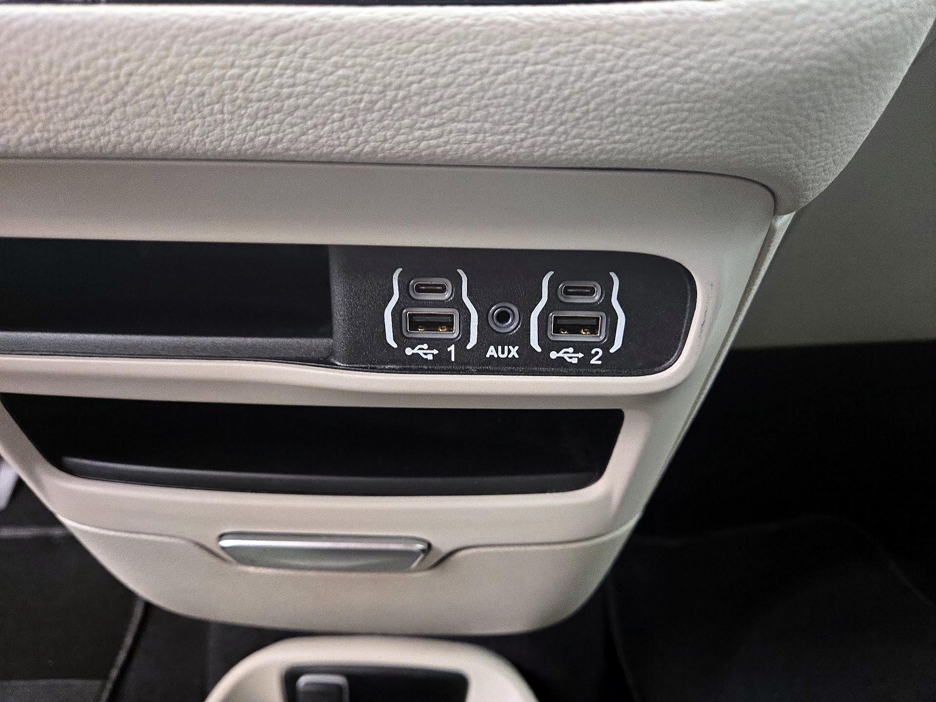 Thumbnail: 2023 Chrysler Pacifica - 18