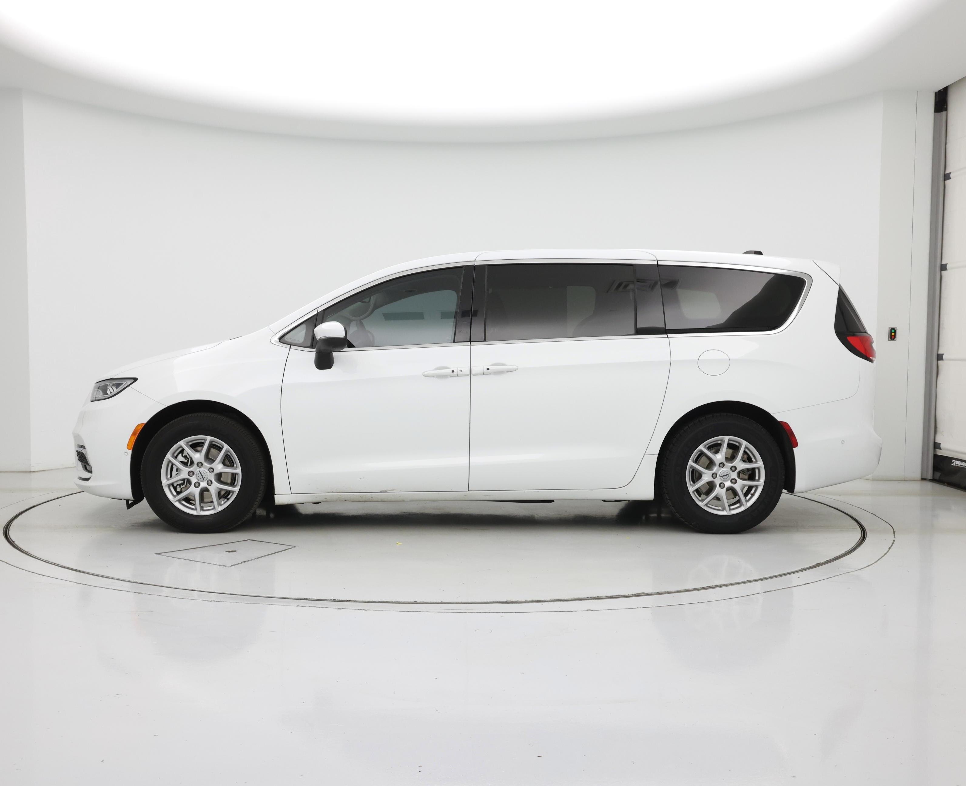 Thumbnail: 2023 Chrysler Pacifica - 3