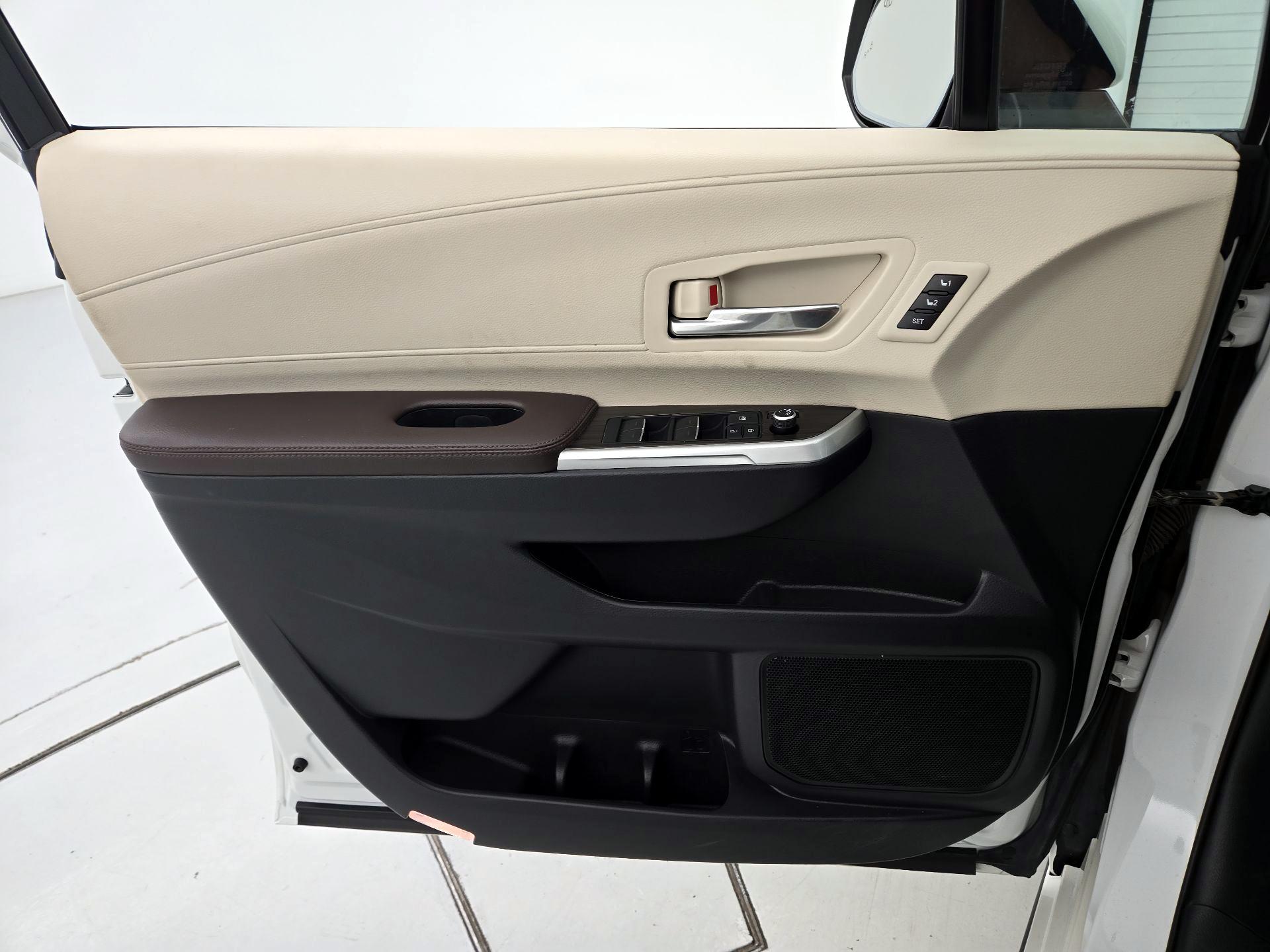 Thumbnail: 2021 Toyota Sienna - 12