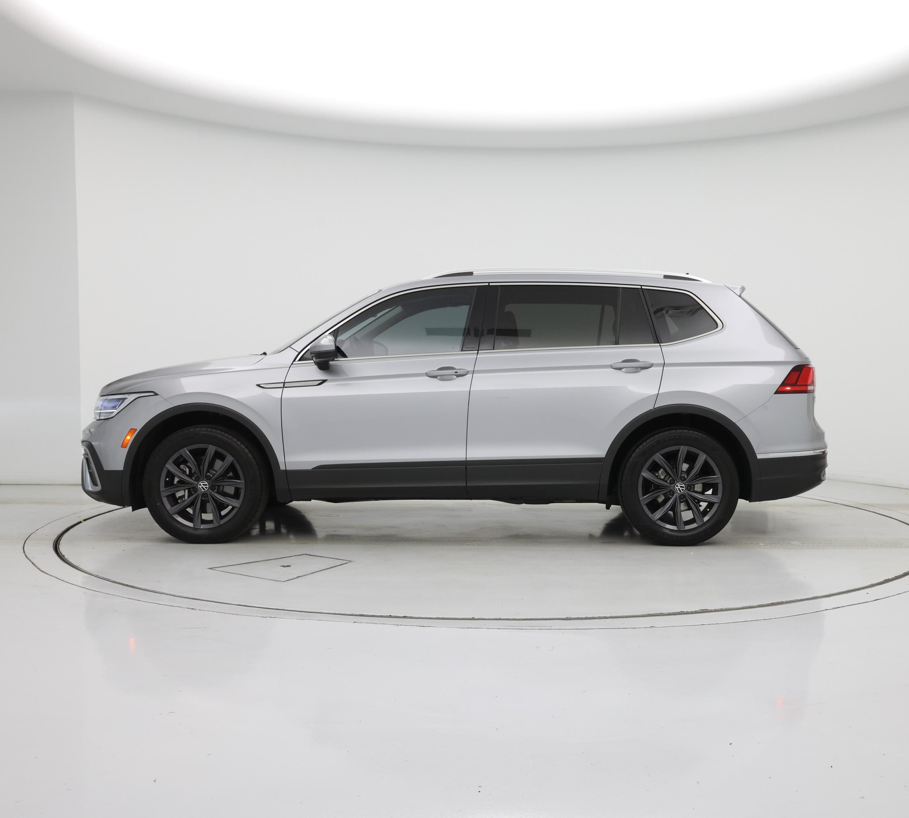 Thumbnail: 2022 Volkswagen Tiguan - 3