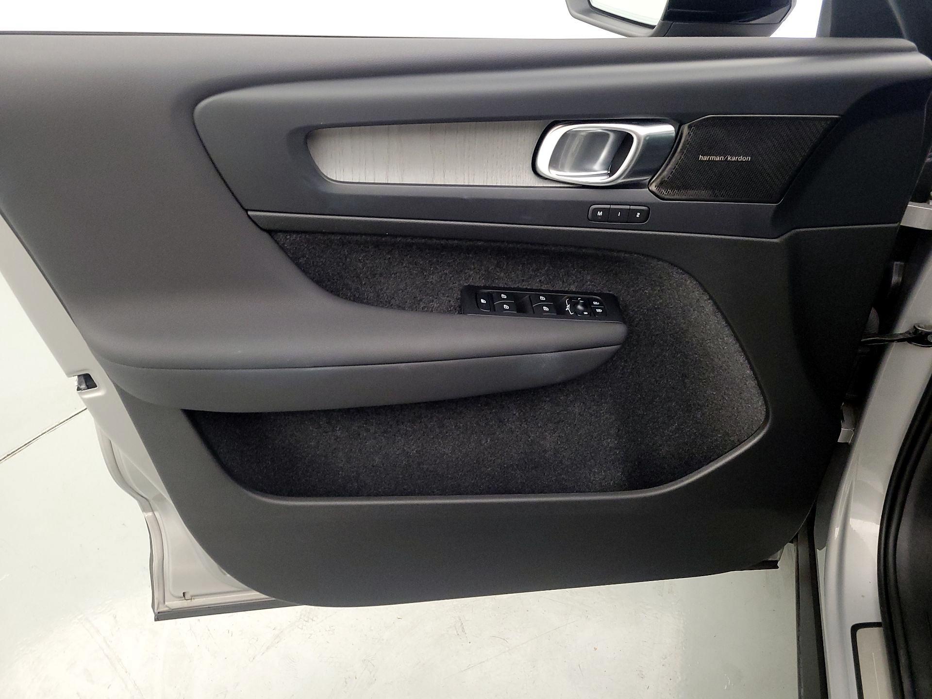 Thumbnail: 2023 Volvo XC40 - 12