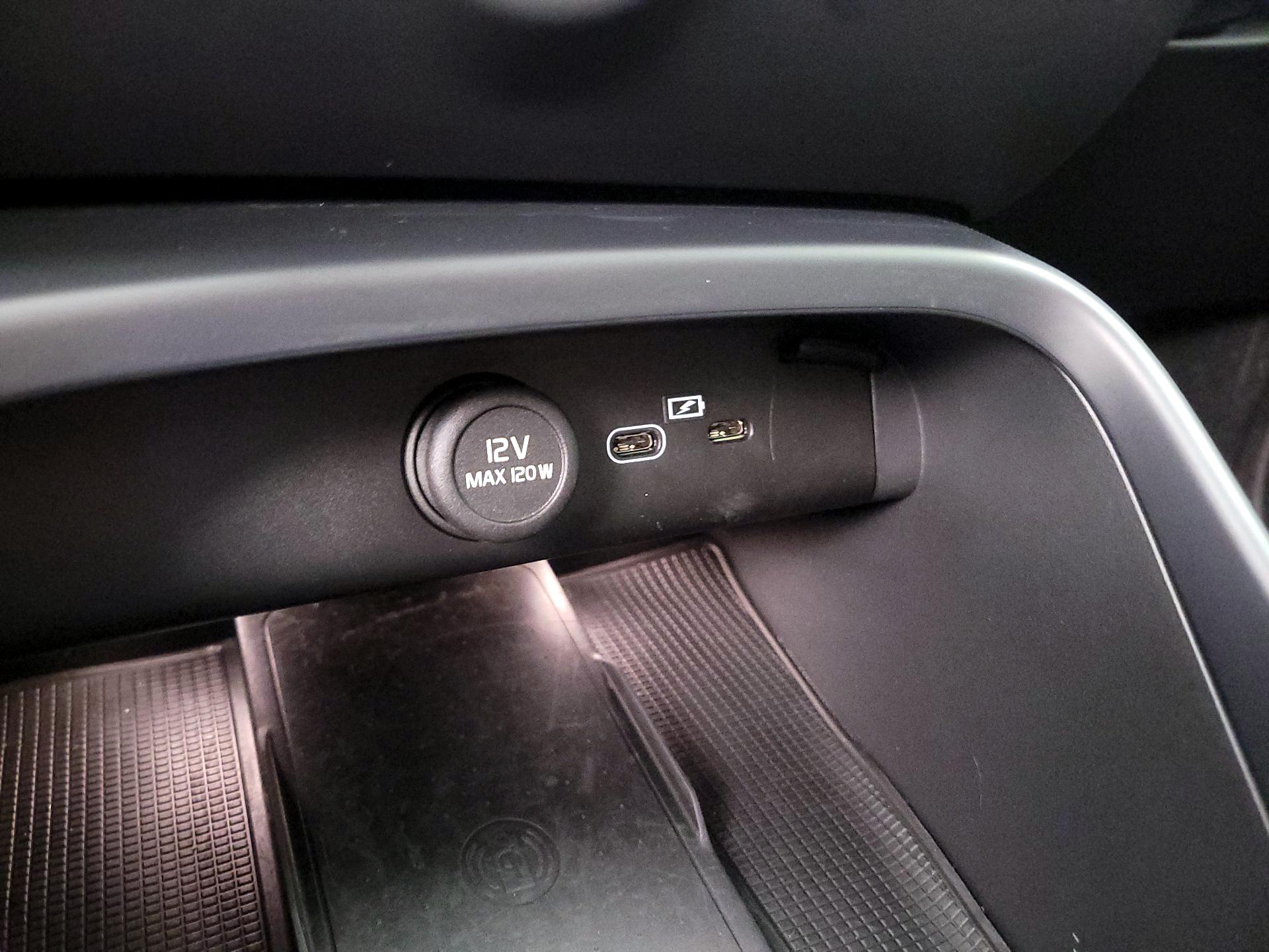 Thumbnail: 2023 Volvo XC40 - 19