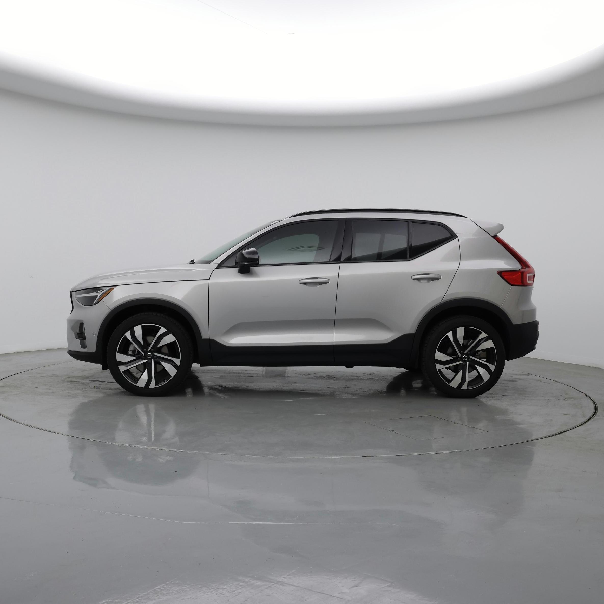 Thumbnail: 2023 Volvo XC40 - 3