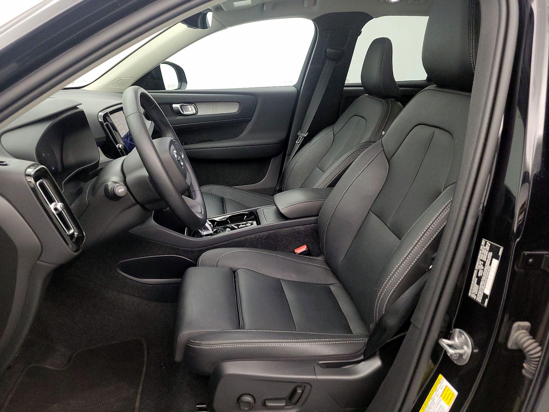 Thumbnail: 2025 Volvo XC40 - 11