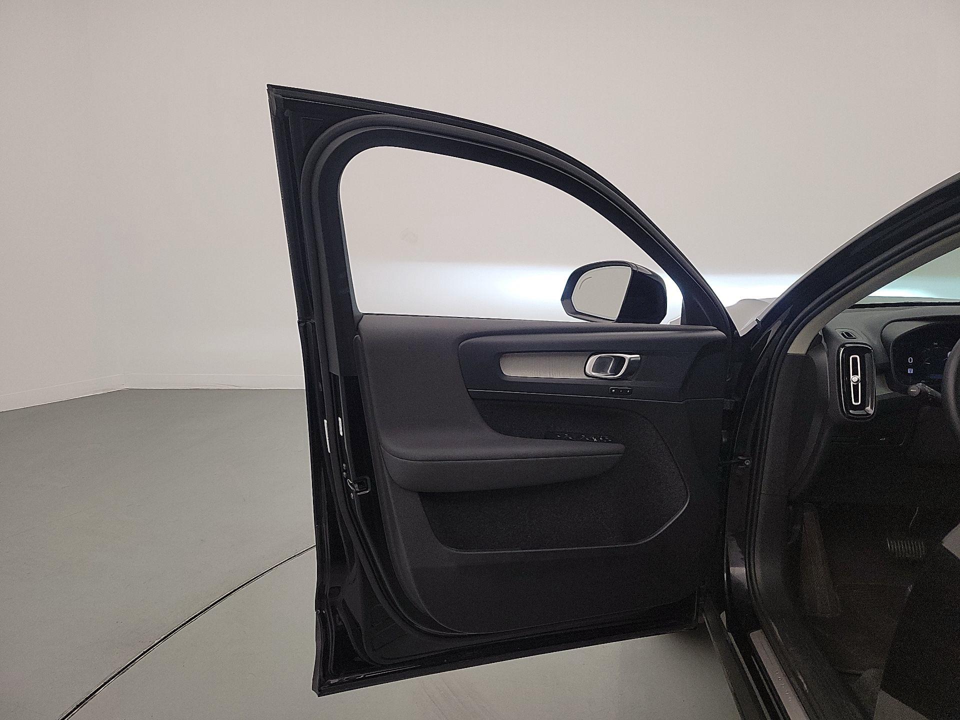 Thumbnail: 2025 Volvo XC40 - 12