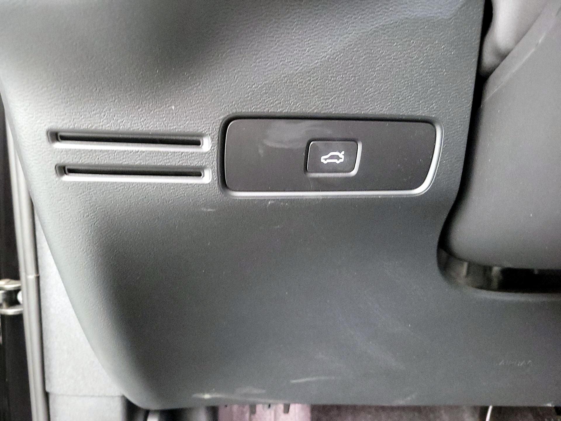 Thumbnail: 2025 Volvo XC40 - 13