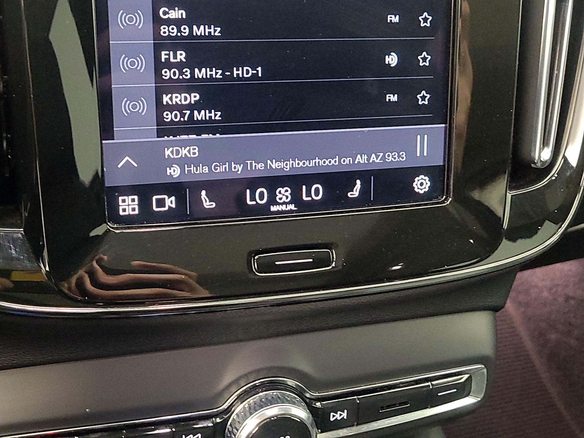 Thumbnail: 2025 Volvo XC40 - 17