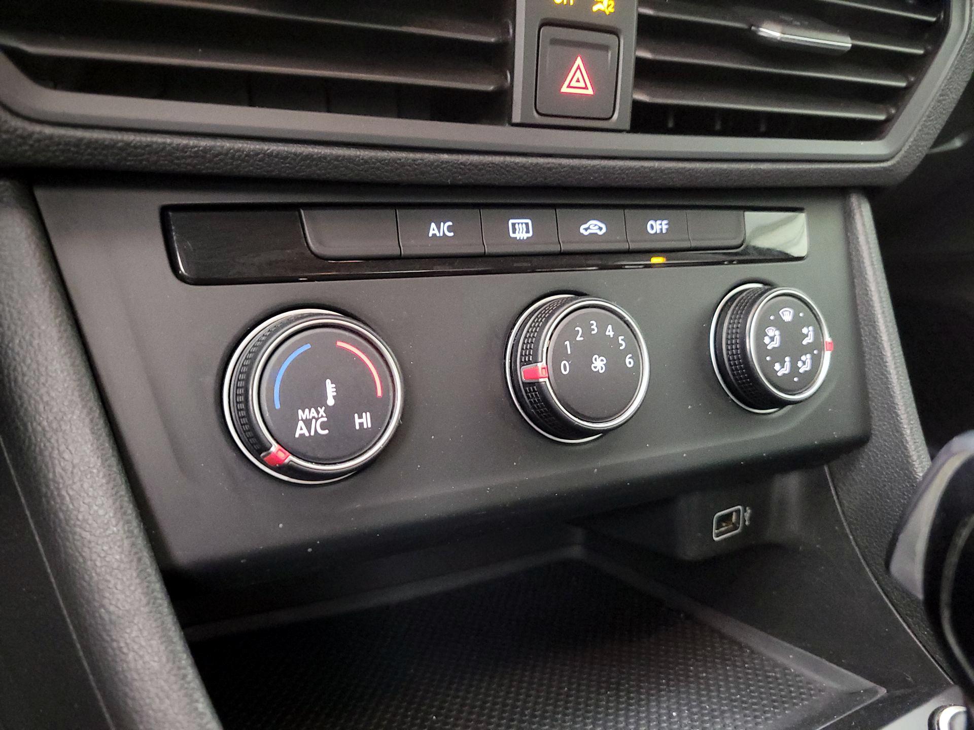 Thumbnail: 2019 Volkswagen Jetta - 16