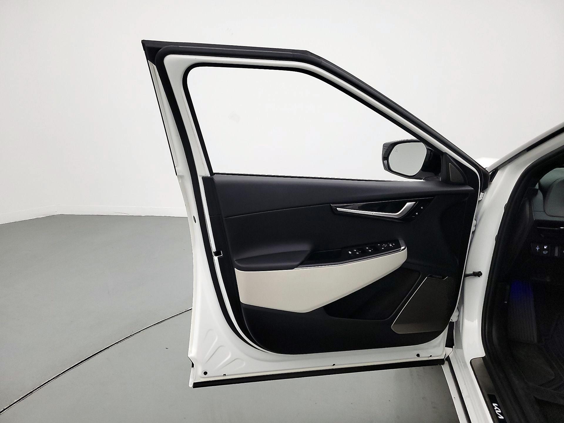 Thumbnail: 2022 Kia EV6 - 12