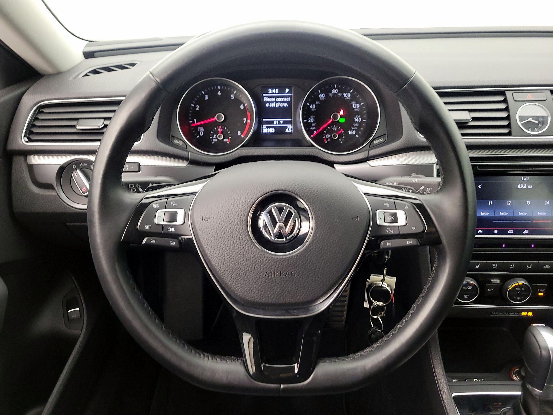 Thumbnail: 2017 Volkswagen Passat - 10