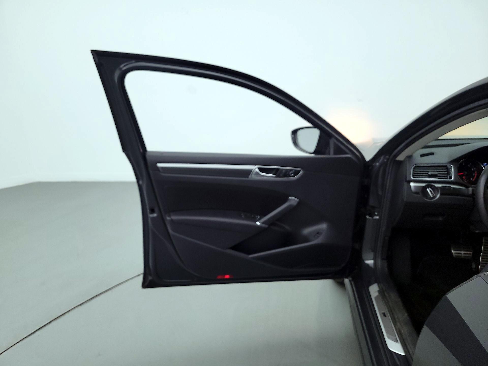 Thumbnail: 2017 Volkswagen Passat - 12