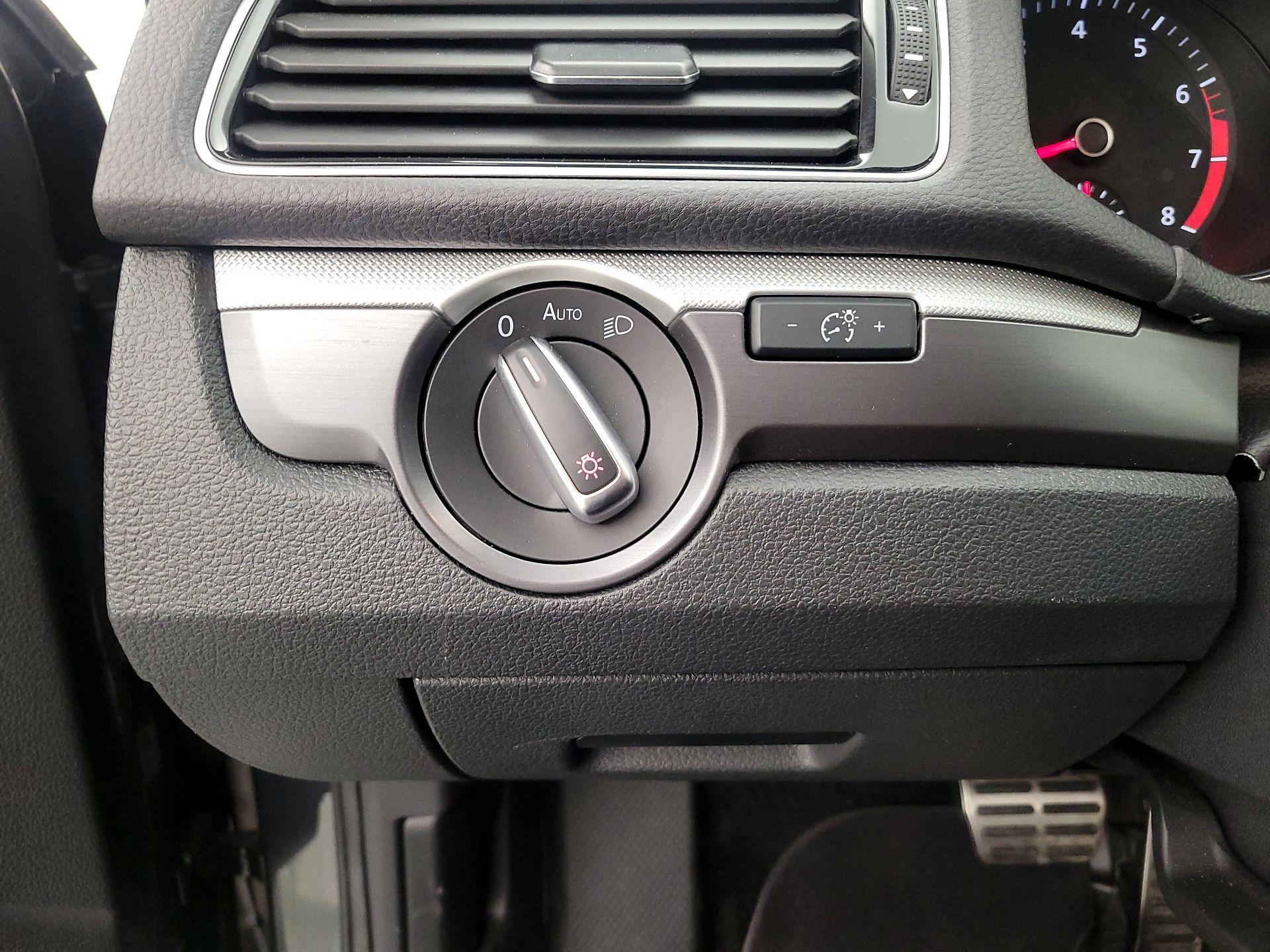 Thumbnail: 2017 Volkswagen Passat - 13