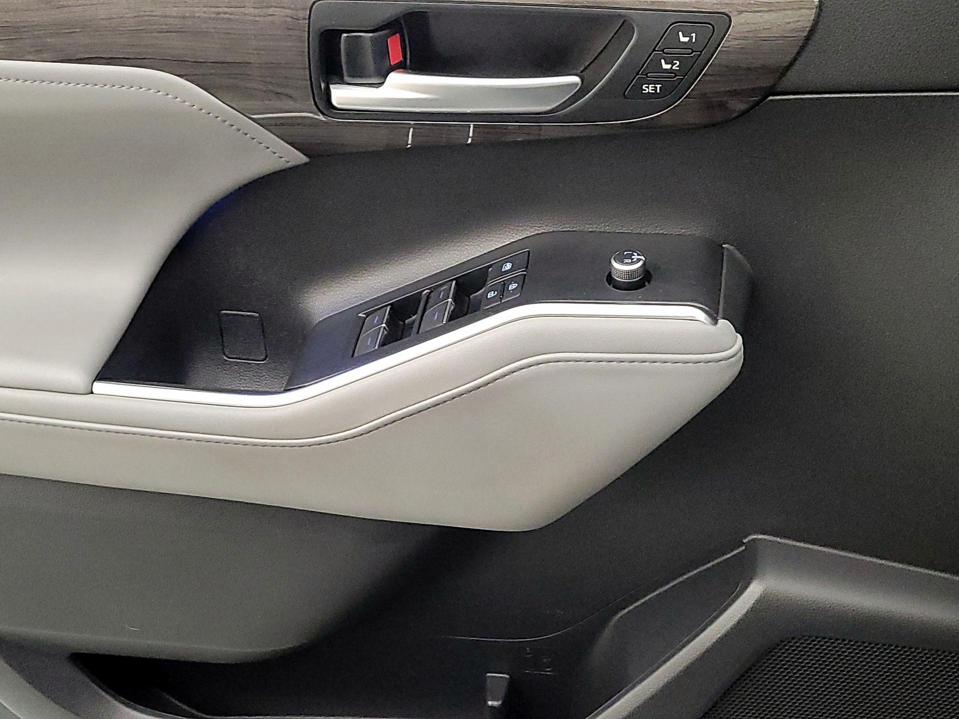 Thumbnail: 2020 Toyota Highlander - 12