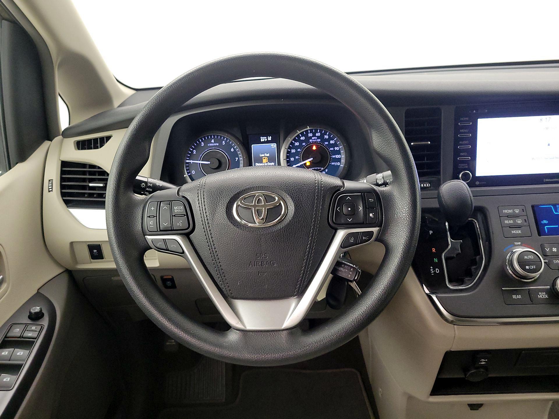 Thumbnail: 2018 Toyota Sienna - 10