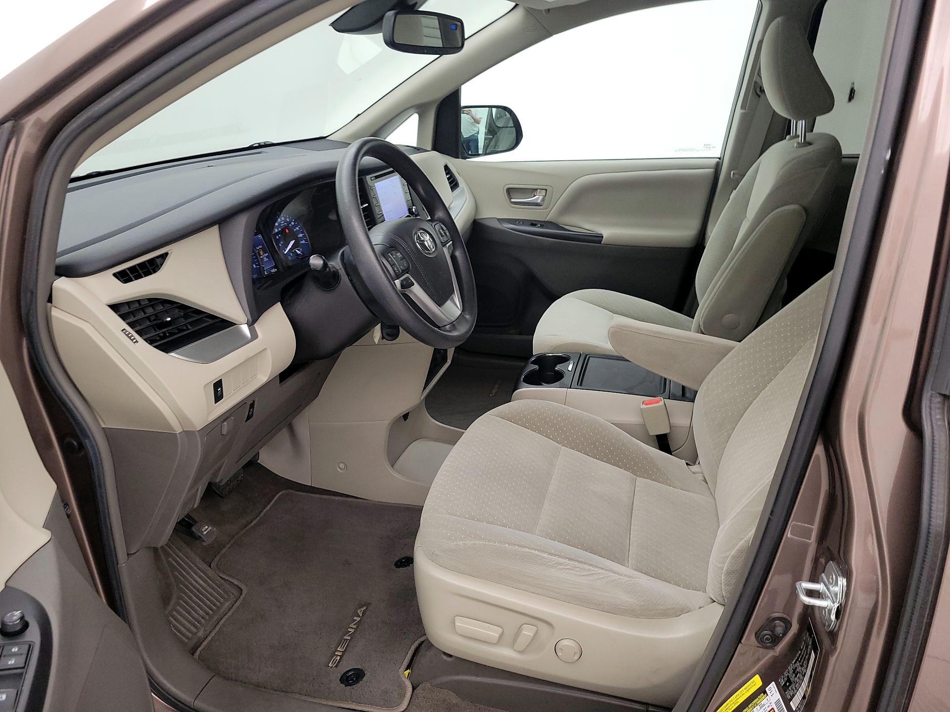 Thumbnail: 2018 Toyota Sienna - 11