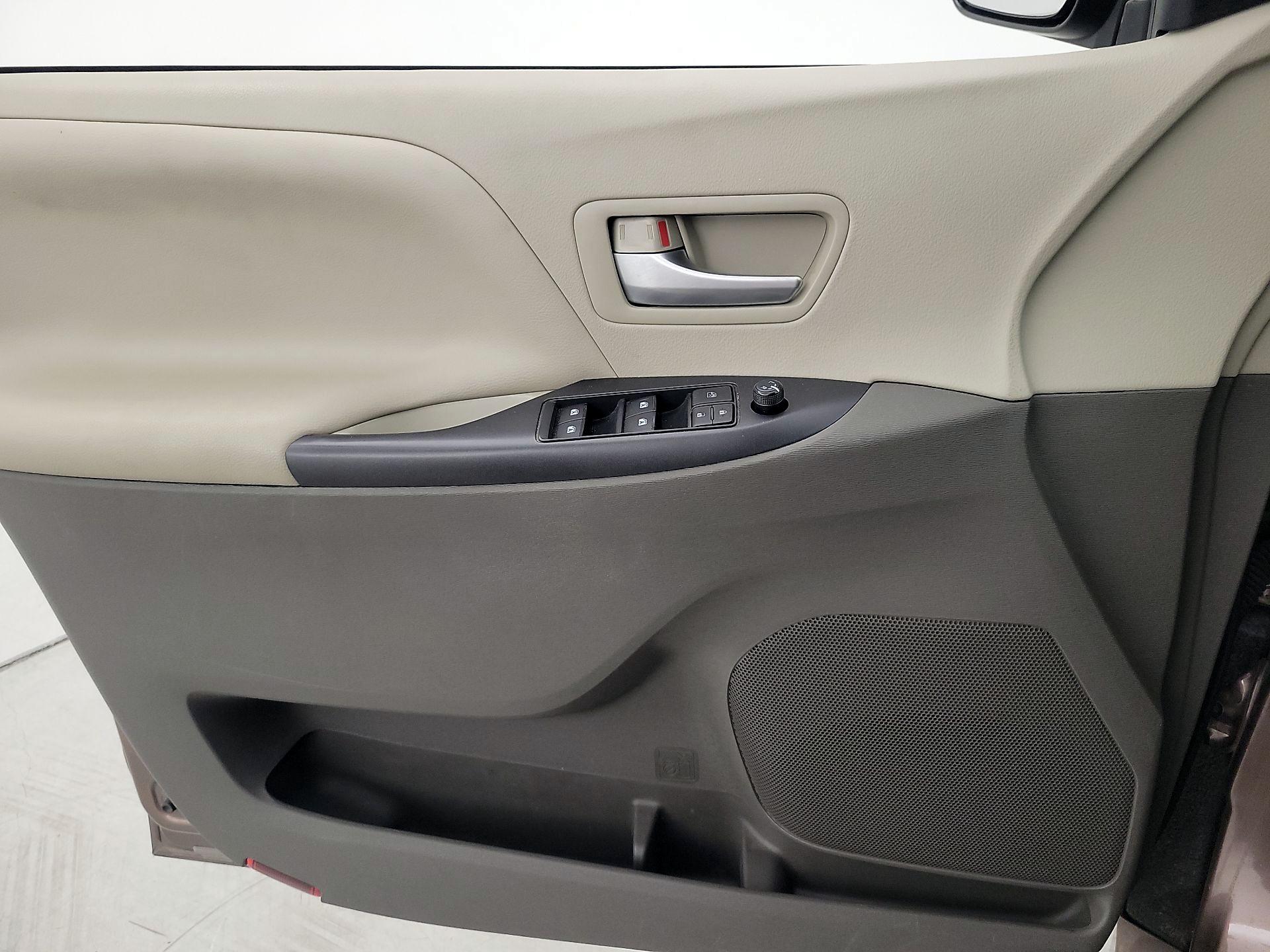 Thumbnail: 2018 Toyota Sienna - 12