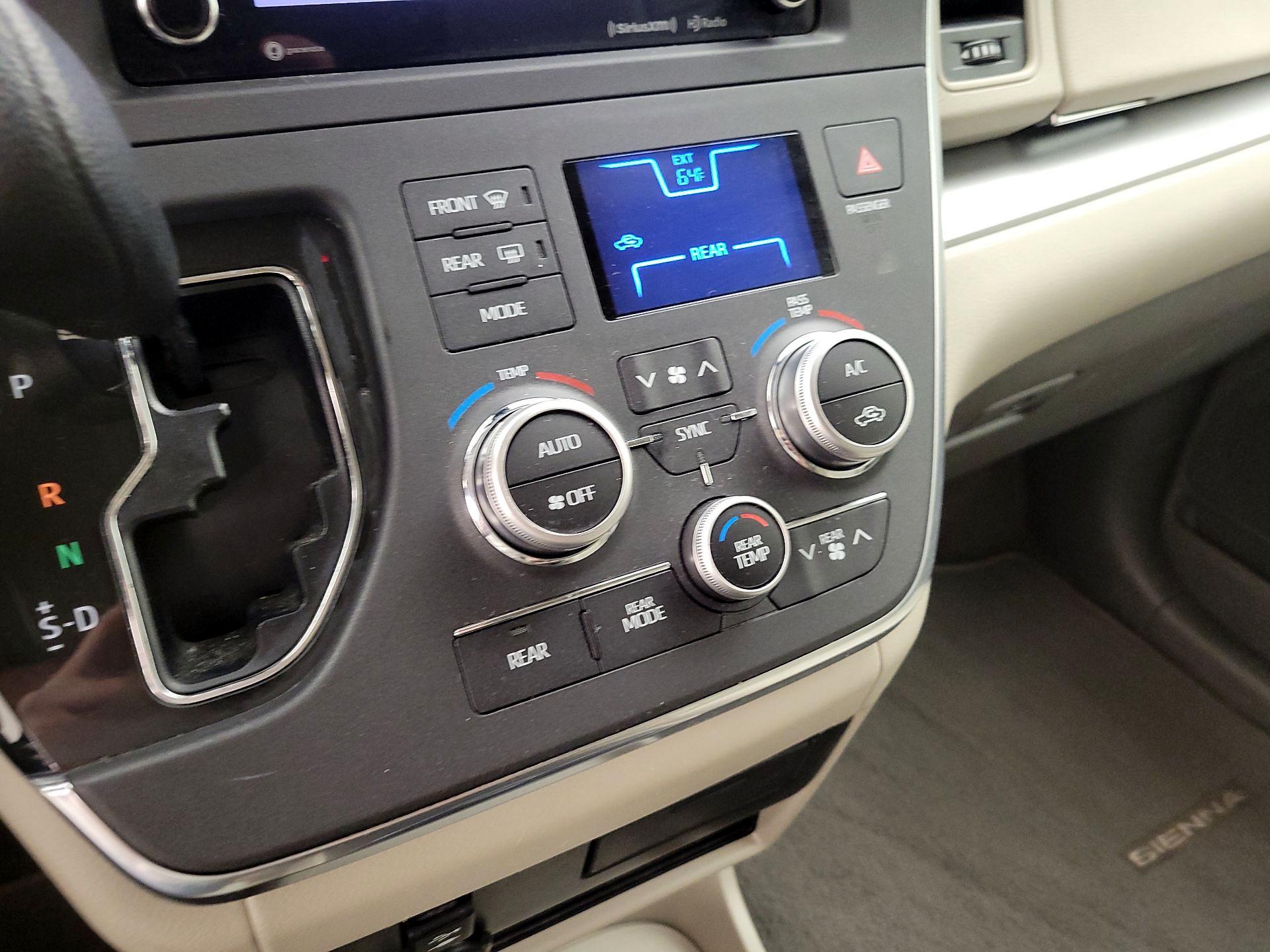 Thumbnail: 2018 Toyota Sienna - 14