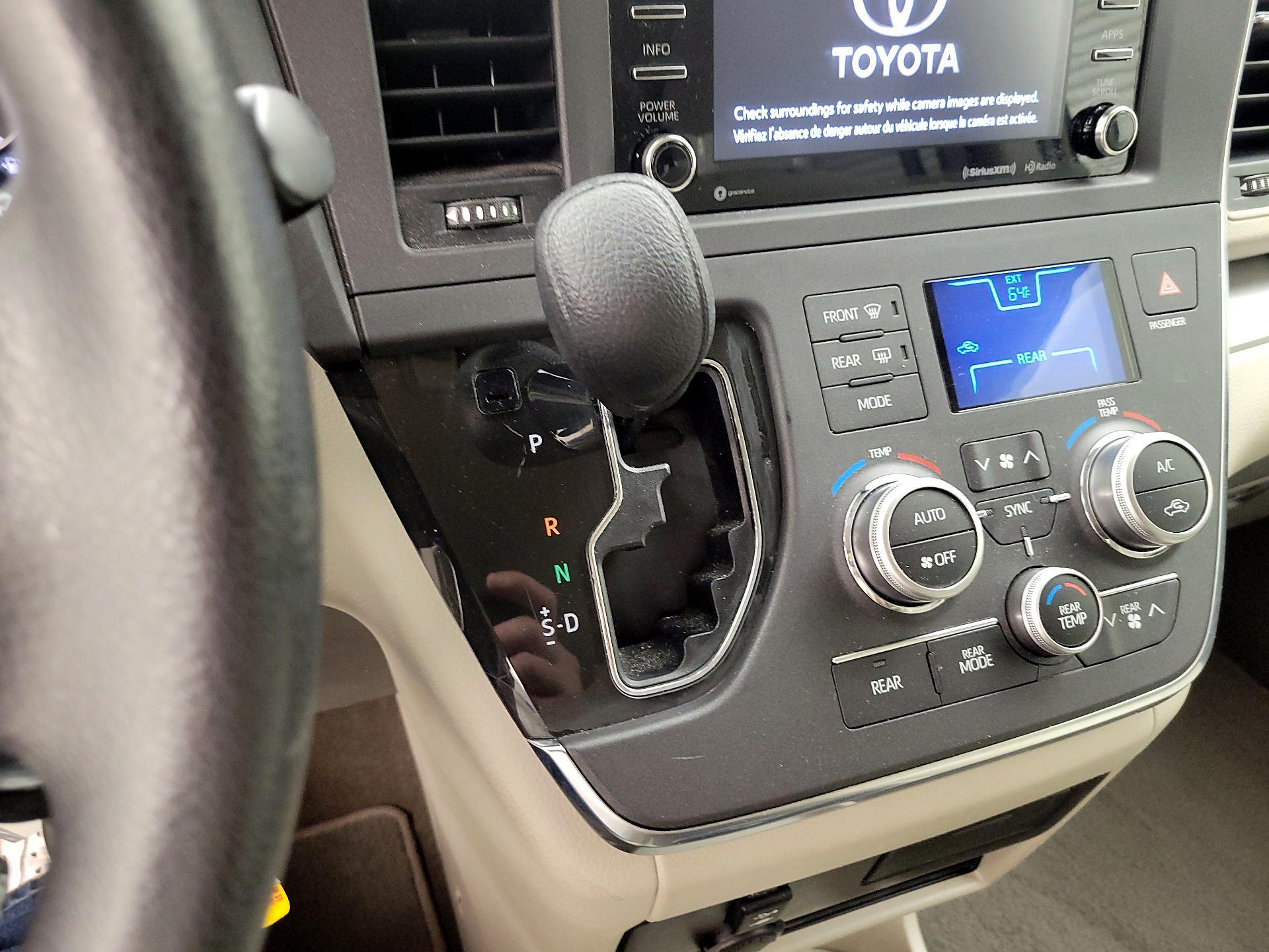 Thumbnail: 2018 Toyota Sienna - 15