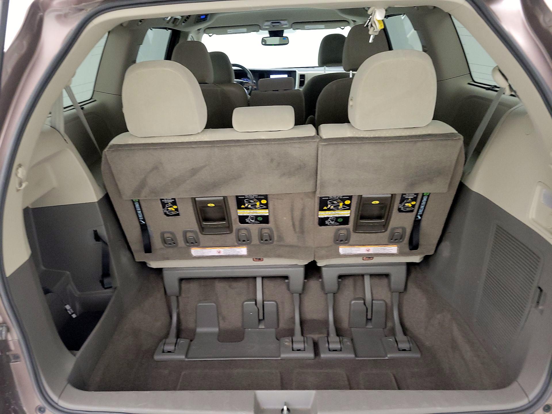 Thumbnail: 2018 Toyota Sienna - 16