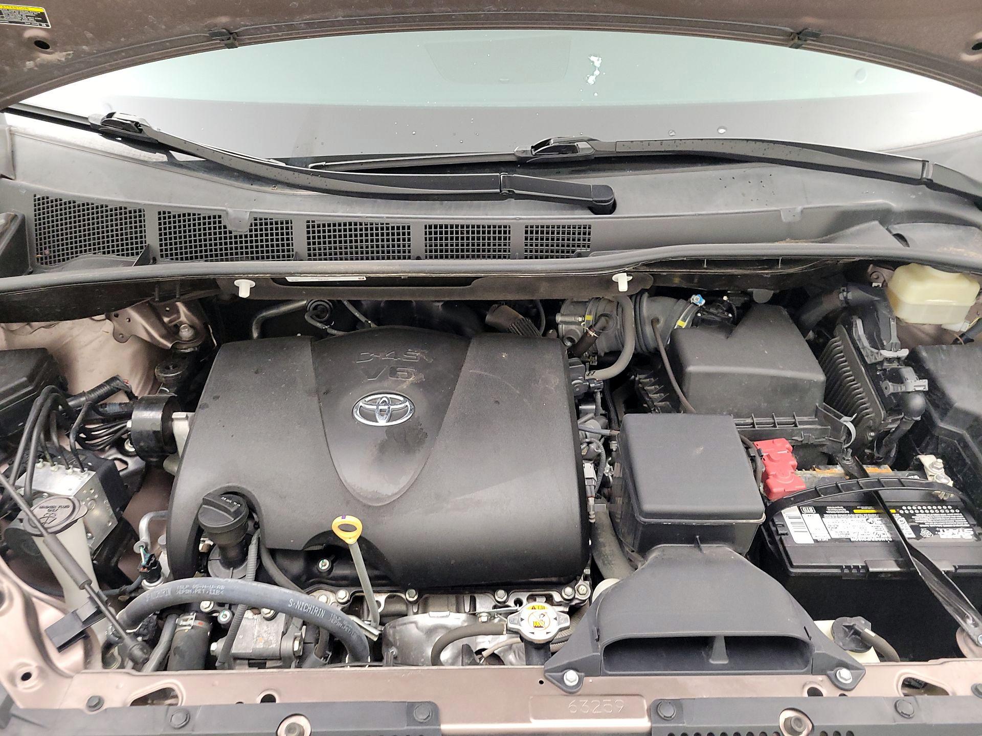 Thumbnail: 2018 Toyota Sienna - 17